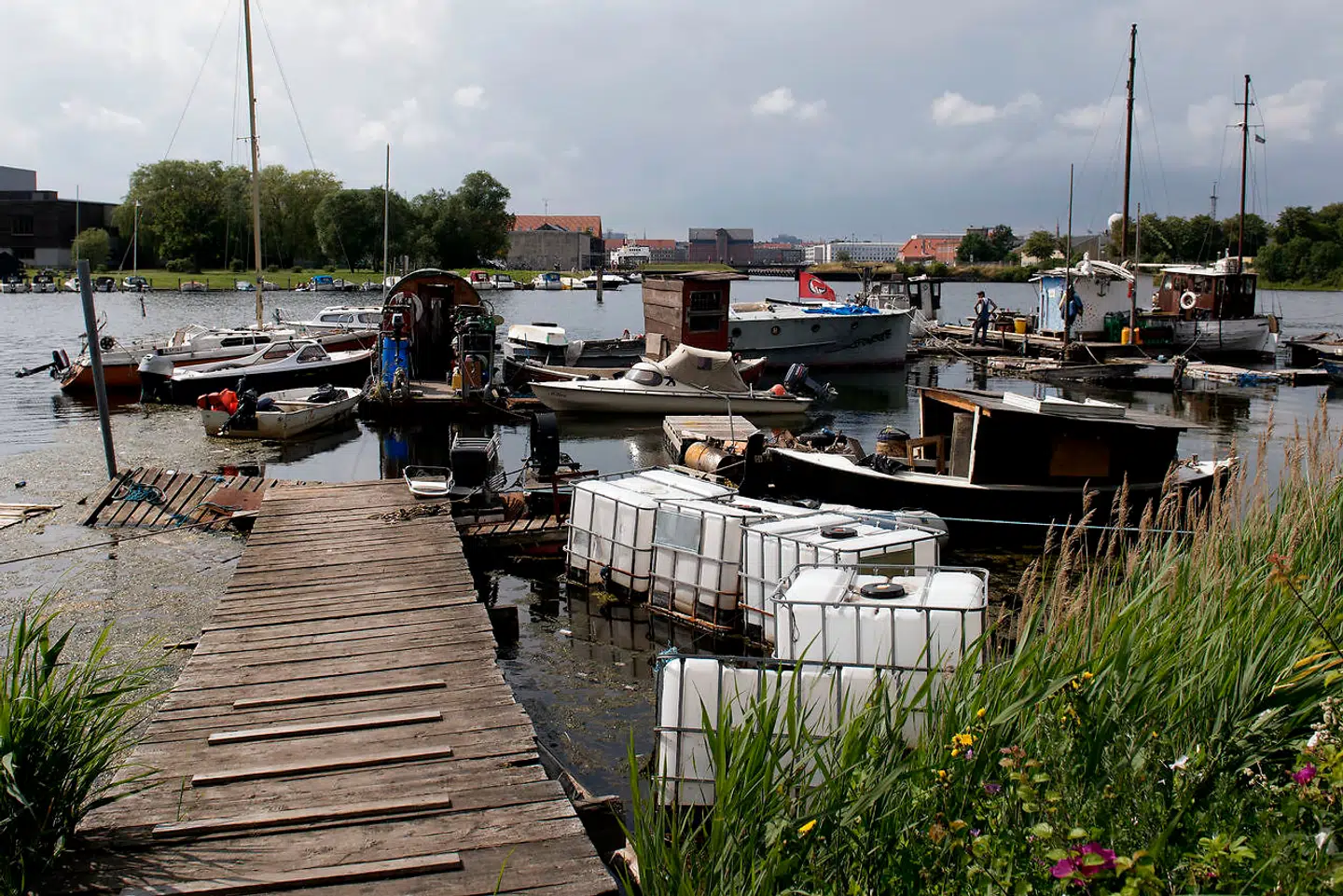 Pilen er en flydebro i Fredens Havn, hvor bådfolket bor. Det er også her, at Fredens Havns café ligger. Tidligere kunne forbipasserende nysgerrige folk fra land få en kop kaffe og en snak, hvis de ellers turde bevæge sig ud på flydebroen, hvor risikoen for at få våde fødder er stor. Nu er der kun adgang fra vandsiden, og det er der mange Go Boats, der udnytter. »Man kan da godt give dem en oplevelse, når nu de har betalt dyre domme for at leje en båd,« siger en beboer i Fredens Havn.