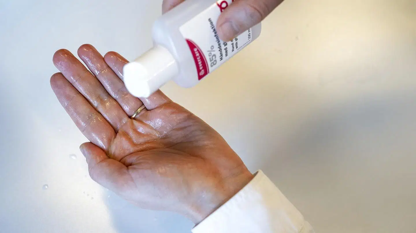 Grundig håndvask og håndsprit reducerer risikoen for smitte med coronavirus. Men ikke alle håndsprit i handlen lever op til kravene.