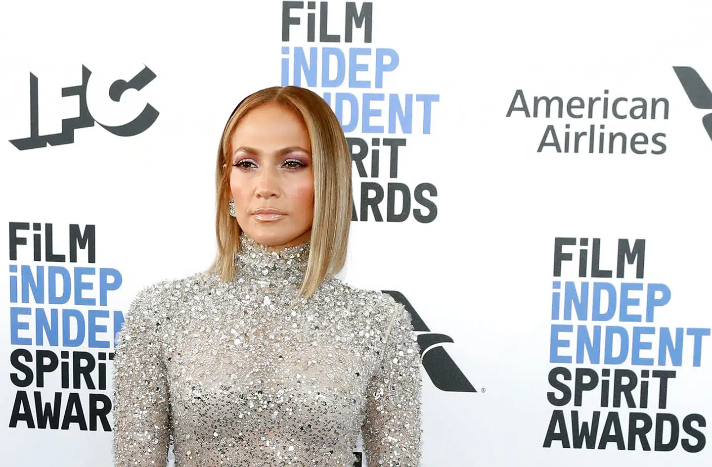 Jennifer Lopez ved en filmpremiere, dengang de stadig fandtes ude i virkeligheden. Nu sidder den 50-årige derhjemme ligesom alle andre. Bare på en helt anden måde. Spørgsmålet er, om vi nødvendigvis skal høre om det.