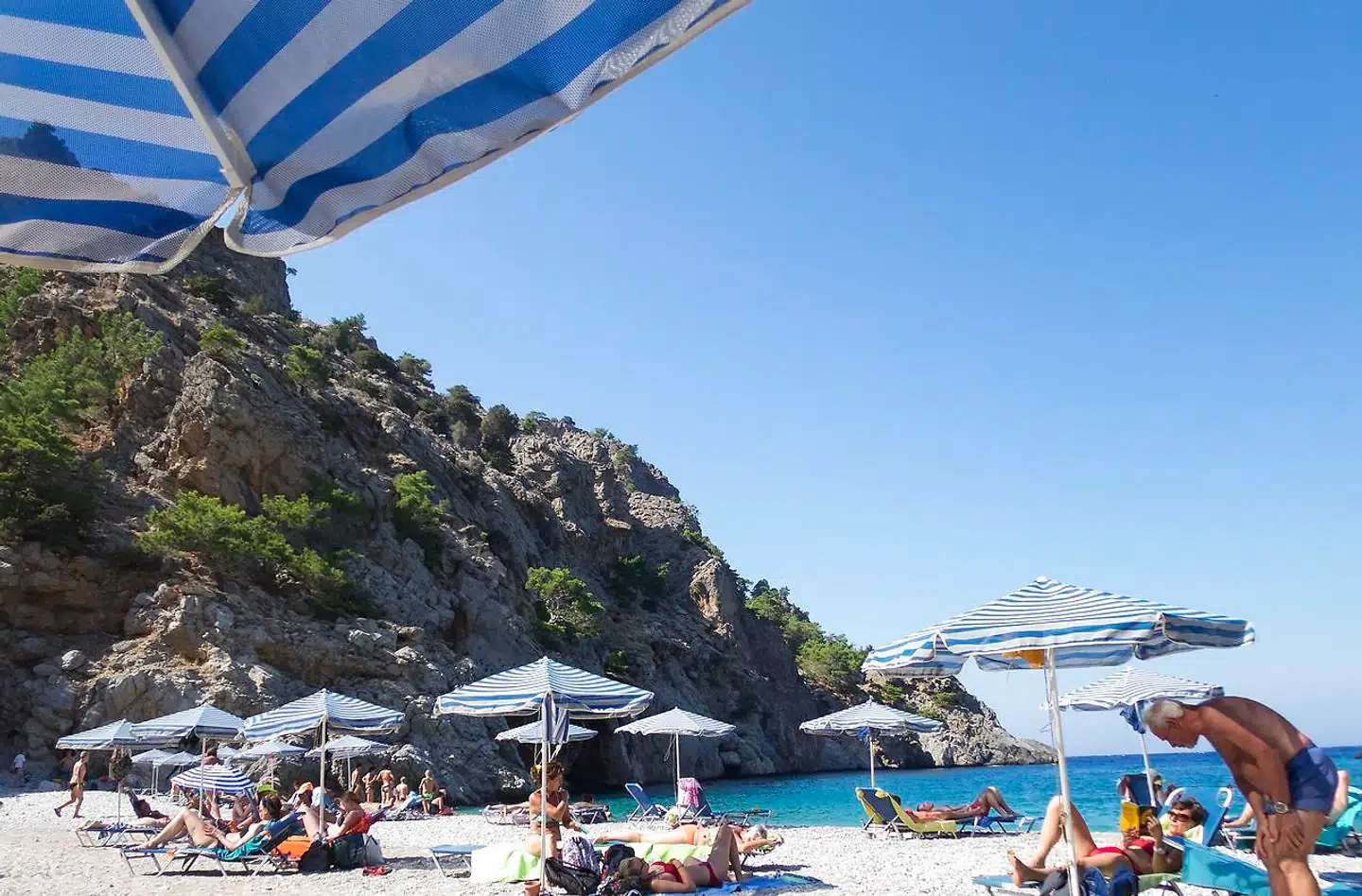 Tør vi tro på det? Flyrejser til sommer? Et dansk rejsebureau lufter muligheden og tror, at Grækenland bliver det første charterrejsemål. Her Ahata-stranden på den græske ø Karpathos.