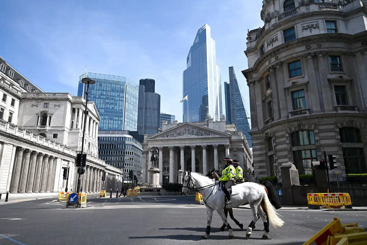 Politibetjente foran Bank of England i London. 761 coronasmittede er inden for det seneste døde.