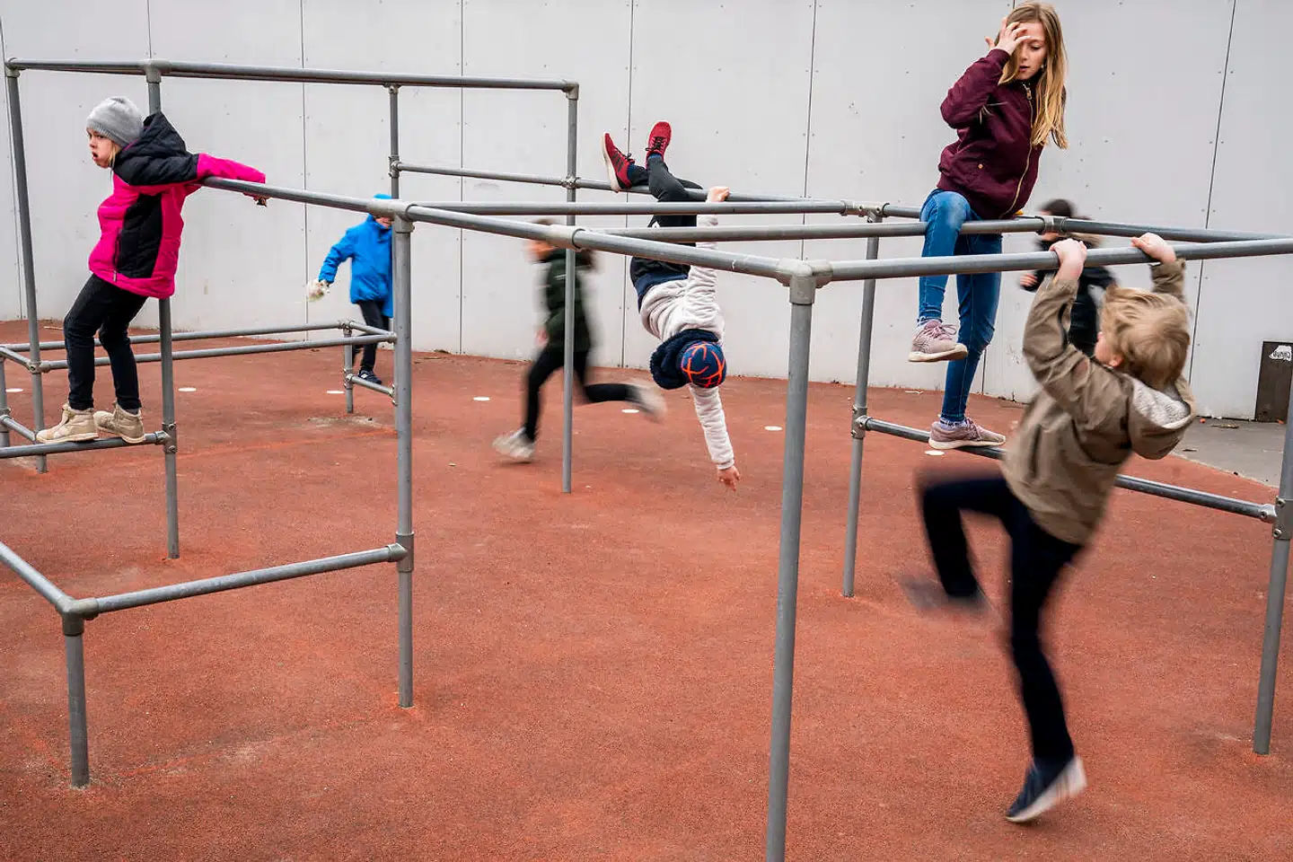 Samtidig med at Lille Værløse Skole og landets øvrige skoler åbner, er tallet af indlagte med covid-19 faldet til det laveste i flere uge.