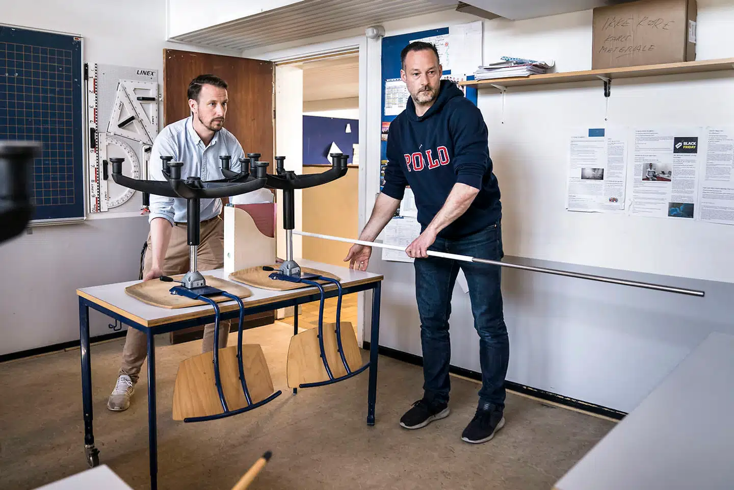 Berlingske besøgte tidligere denne uge Fuglsanggårdsskolen i Virum, og på fotoet ses skoleleder Rasmus Nielsen og afdelingsleder Jonas Bülow Sandersen, mens de måler et klasselokale op.