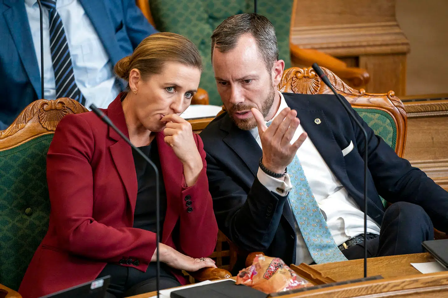 Hvilke dele af samfundet skal åbnes som det næste? Det er Folketingets partier nu gået i gang med at drøfte. Her ses statsminister Mette Frederiksen (S) og Venstres formand, Jakob Ellemann-Jensen, under Folketingets åbningsdebat tilbage i oktober.