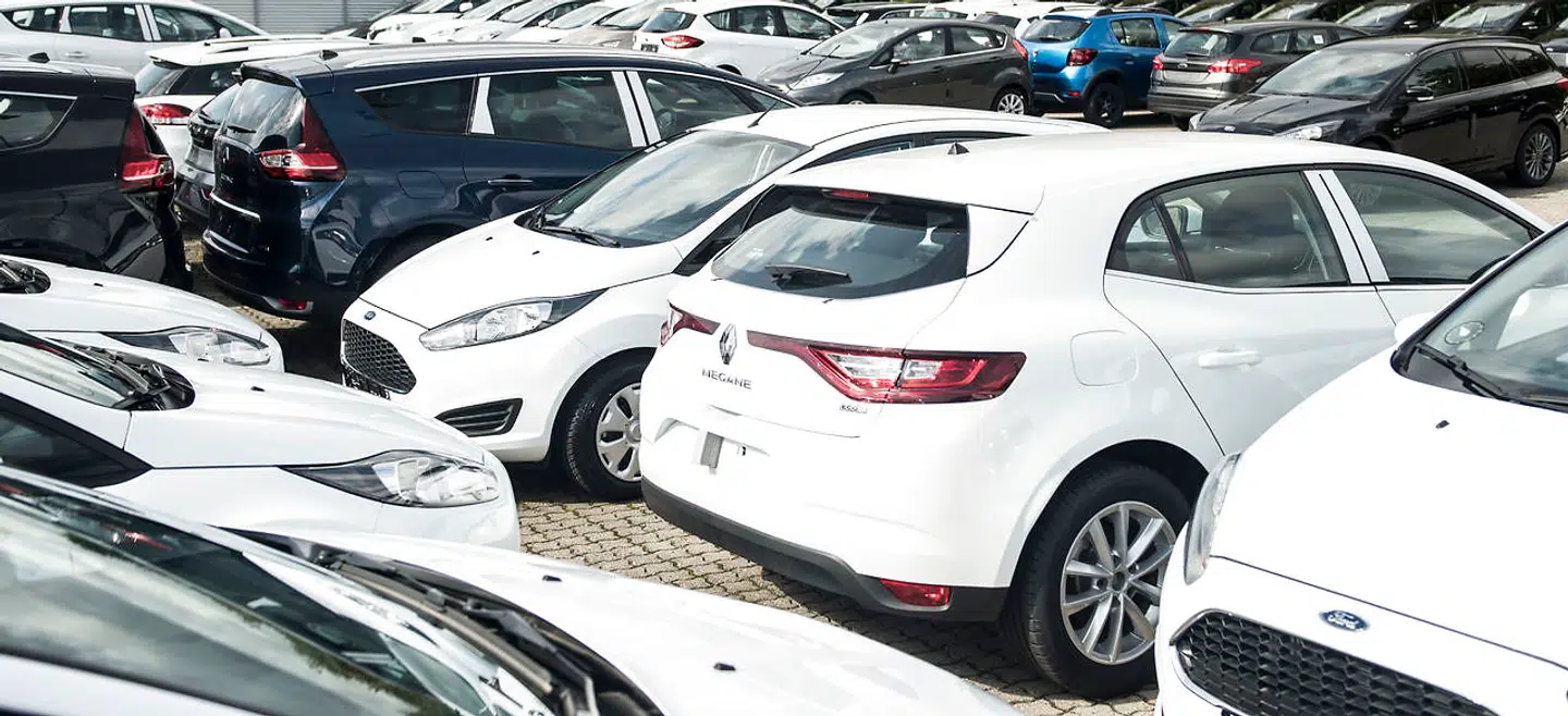 Salget af biler falder drastisk, viser nye tal. På grund af coronakrisen holder mange på pengene og fravælger at købe nye biler.