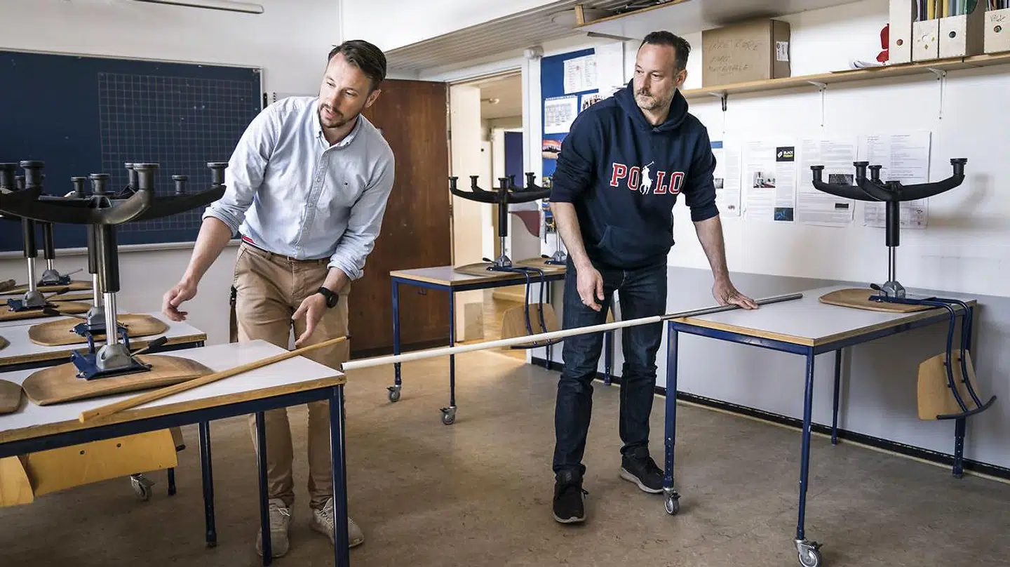 På Fuglsanggårdsskolen er der gang i forberedelser til genåbning af skolen for klassetrinene op til 5. klasse. Her er skoleleder Rasmus Nielsen og afdelingsleder Jonas Bülow Sandersen i færd med at måle klasselokale op for at finde ud af, hvordan bordene kan stilles op, så retningslinjerne bliver fulgt. De er begge tidligere matematiklærere.