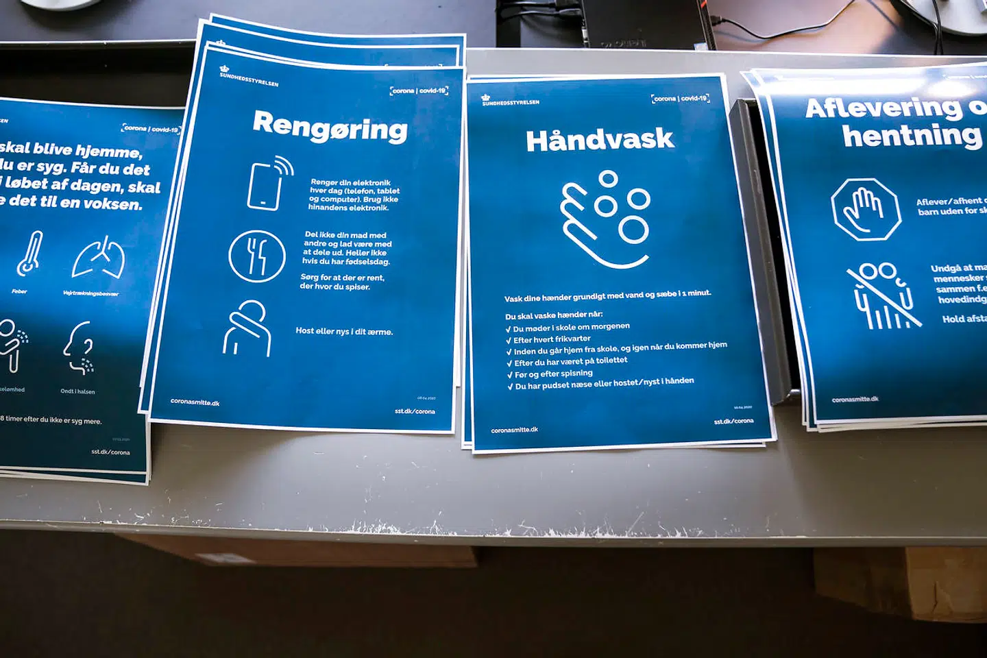 Fuglsanggårdsskolen. Forberedelser til genåbning af skolen for klassetrinene op til 5. klasse. Her plakater, som skal hænges op på skolen.