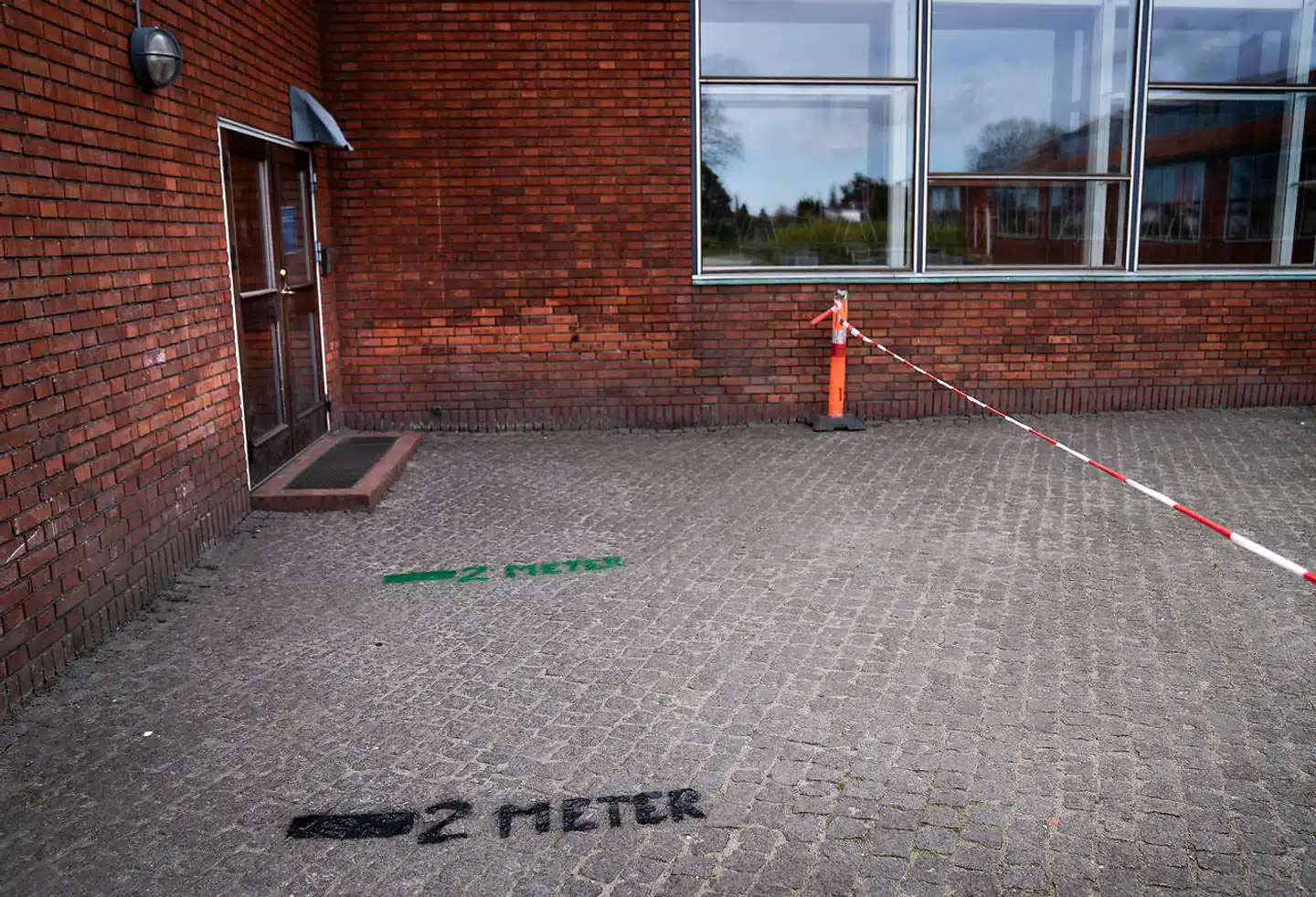 Mange børn vender tilbage til deres skoler onsdag. Stengård Skole i Gladsaxe Kommune forbereder genåbning og modtagelse af elever fra 0.-5. klasse efter sundhedsstyrelsen retningslinjer. Det betyder blandt andet, at eleverne skal holde to meters afstand.