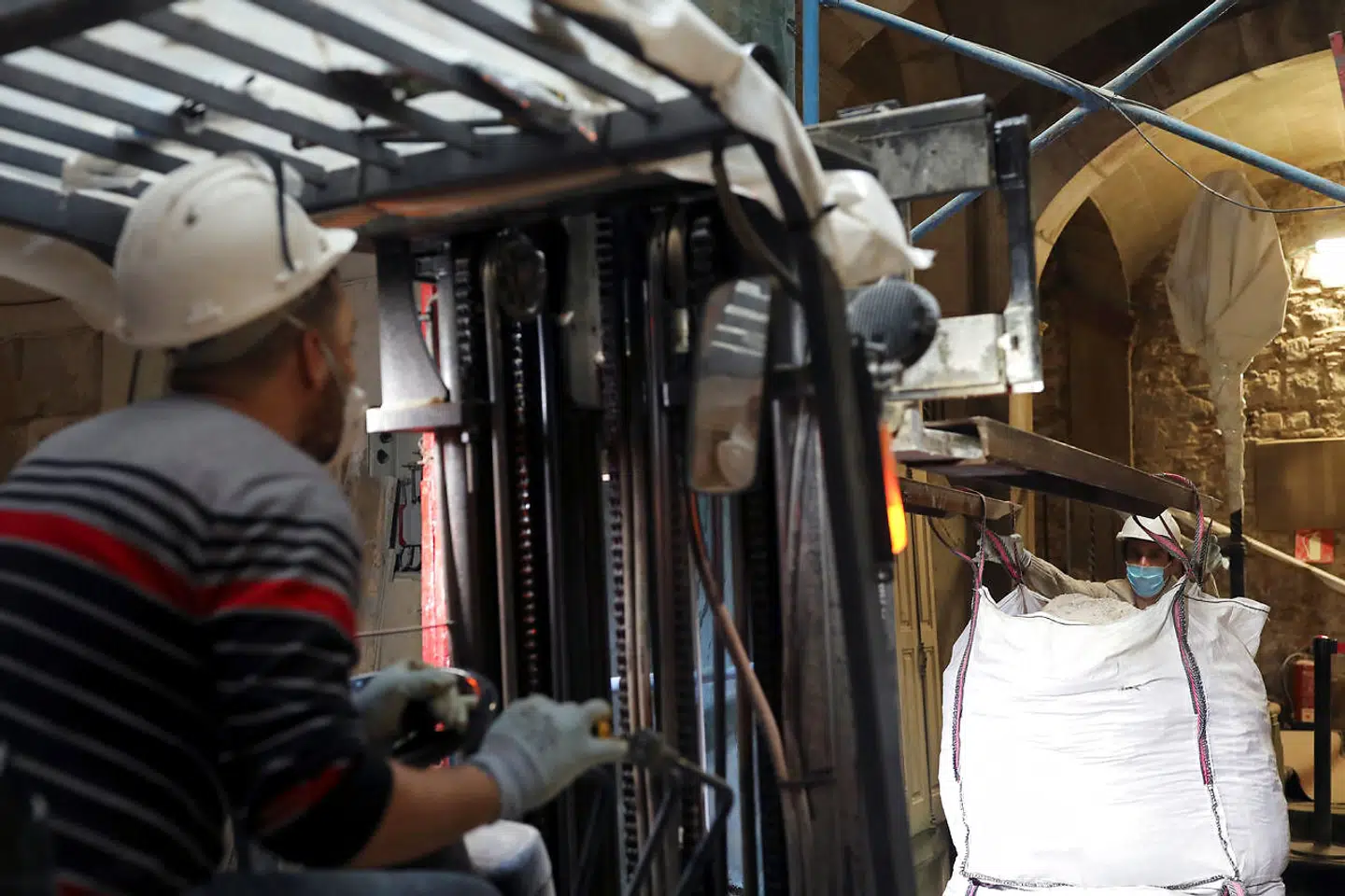 Første arbejdsdag efter det totale lockdown på en byggeplads i Barcelona.