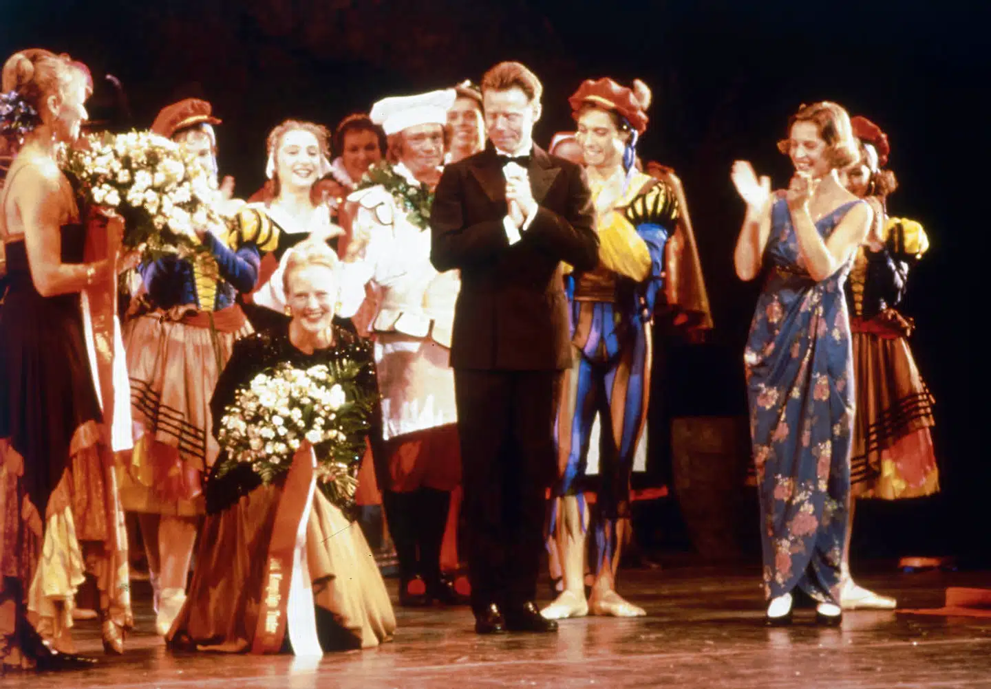 Dronning Margrethe efter premieren på »Et Folkesagn«, hvor hun stod for både scenografi og kostumer. »Jeg fik krampe i det ene lår,« fortæller Dronningen i bogen. »Men jeg gjorde mit bedste. Jeg tror, det var nerver, der gjorde, at jeg pludselig spændte sådan i benene.«