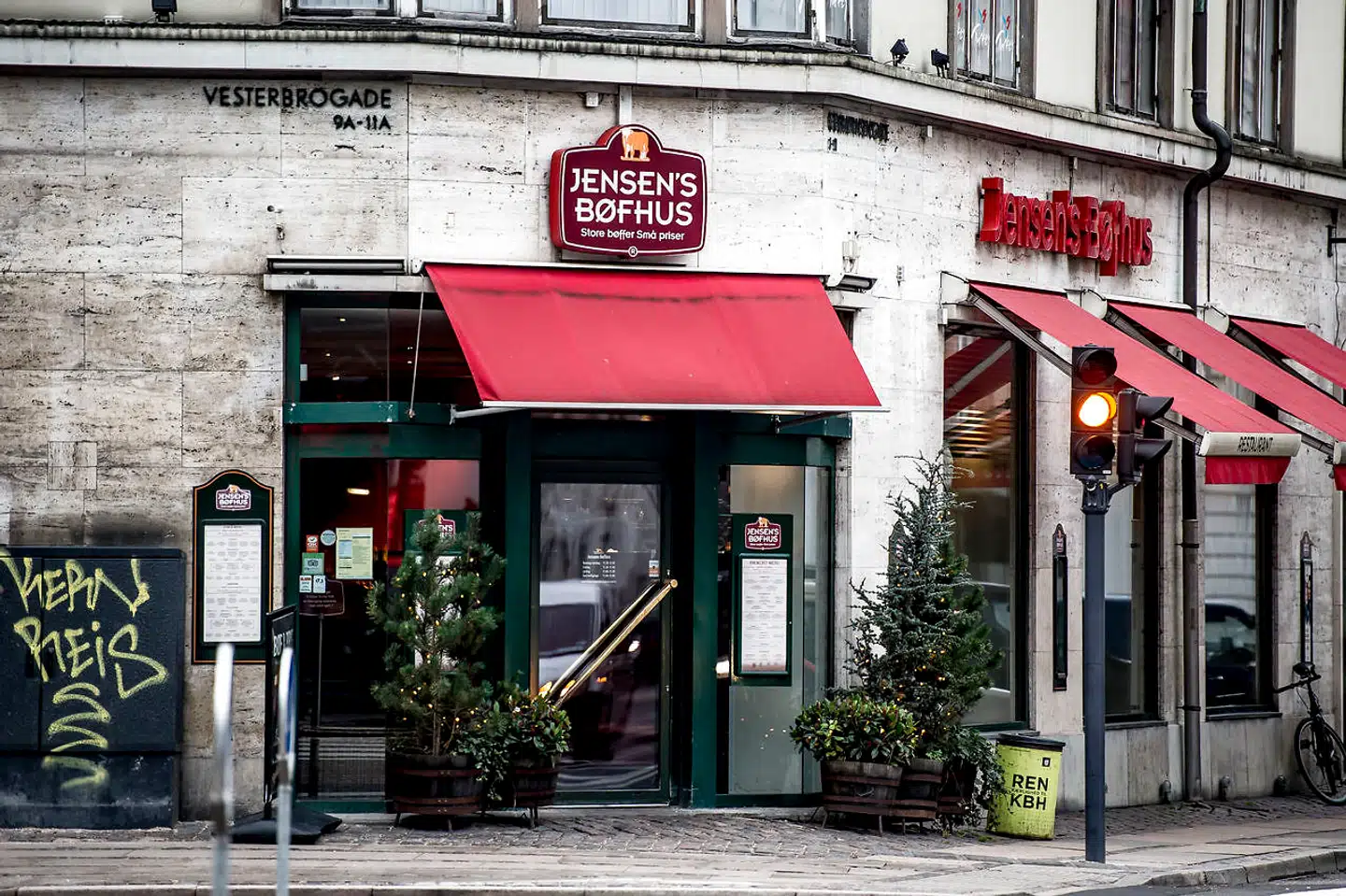 Jensen's Bøfhus afskediger hver tredje medarbejder, fordi de ikke kan opnå lønkompensation, oplyser restaurantkæden.