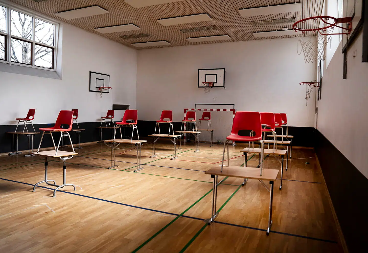 Dagens tal over indlagte og døde med coronavirus viser, at det går bedre end frygtet. Derfor er Berlingskes eksperter trygge ved genåbningen af skoler og daginsitutioner. Her forbereder Stengård Skole i Gladsaxe Kommune genåbningen for de yngste elever.