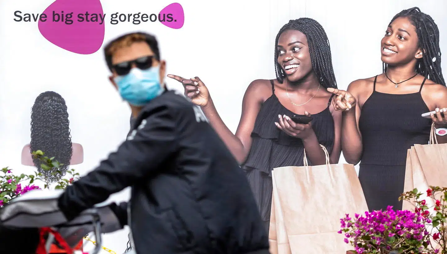 Flere afrikanere i den kinesiske by Guangzhou fortæller om udbredt diskrimination og forskelsbehandling i kølvandet på coronaepidemien. Blandt andet har sorte indbyggere i byen oplevet at blive sat på gaden af deres udlejere og nægtet adgang til restauranter.