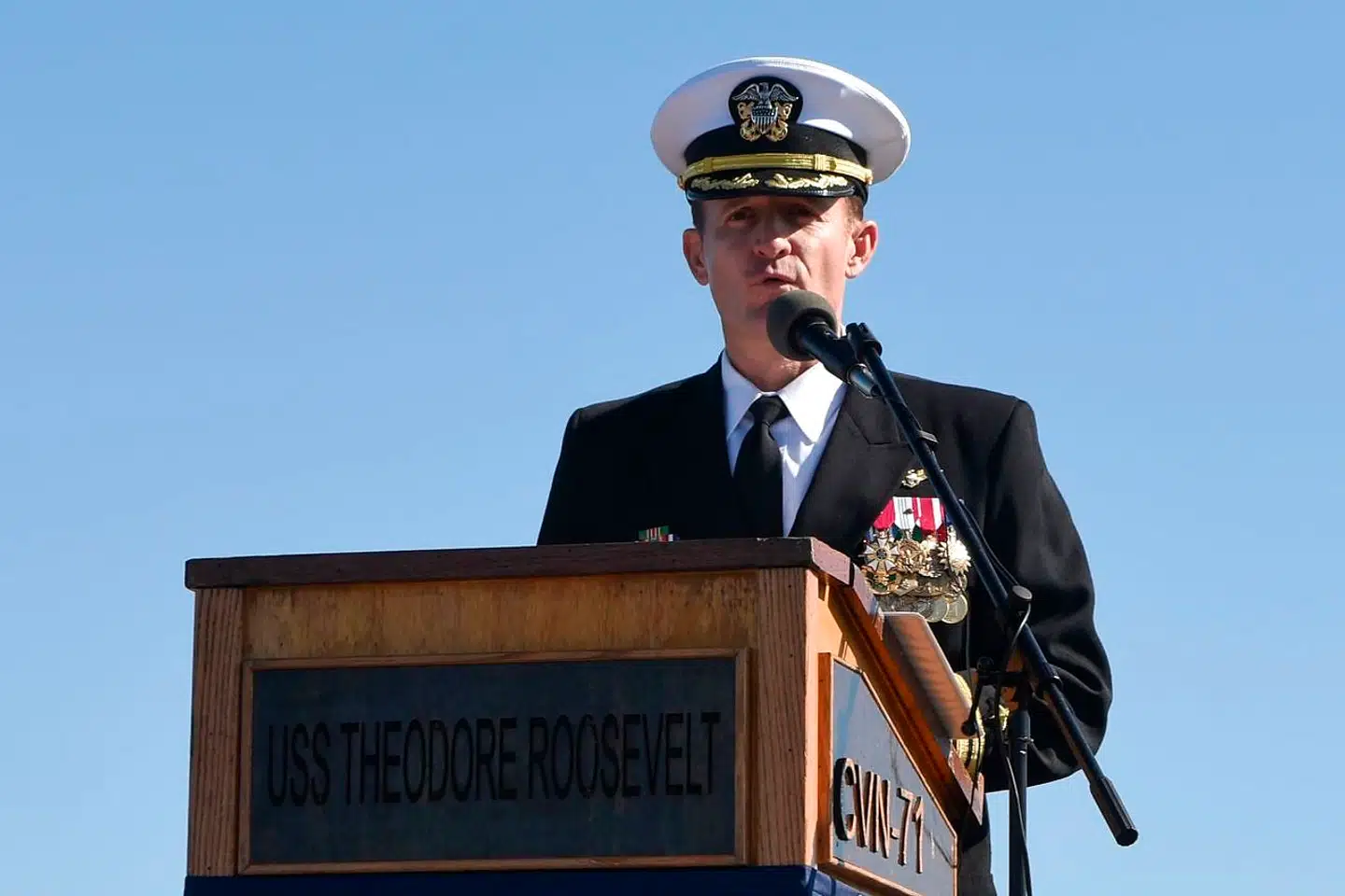 Den nu fjernede kaptajn Brett Crozier da han første gang adresserede i en tale ombord hangarskibet USS Theodore Roosevelt i San Diego, Californien, 1. november sidste år. (Photo by Sean LYNCH / US NAVY / AFP) / RESTRICTED TO EDITORIAL USE - MANDATORY CREDIT "AFP PHOTO / MCS 3rd Class Sean Lynch / US NAVY " - NO MARKETING - NO ADVERTISING CAMPAIGNS - DISTRIBUTED AS A SERVICE TO CLIENTS
