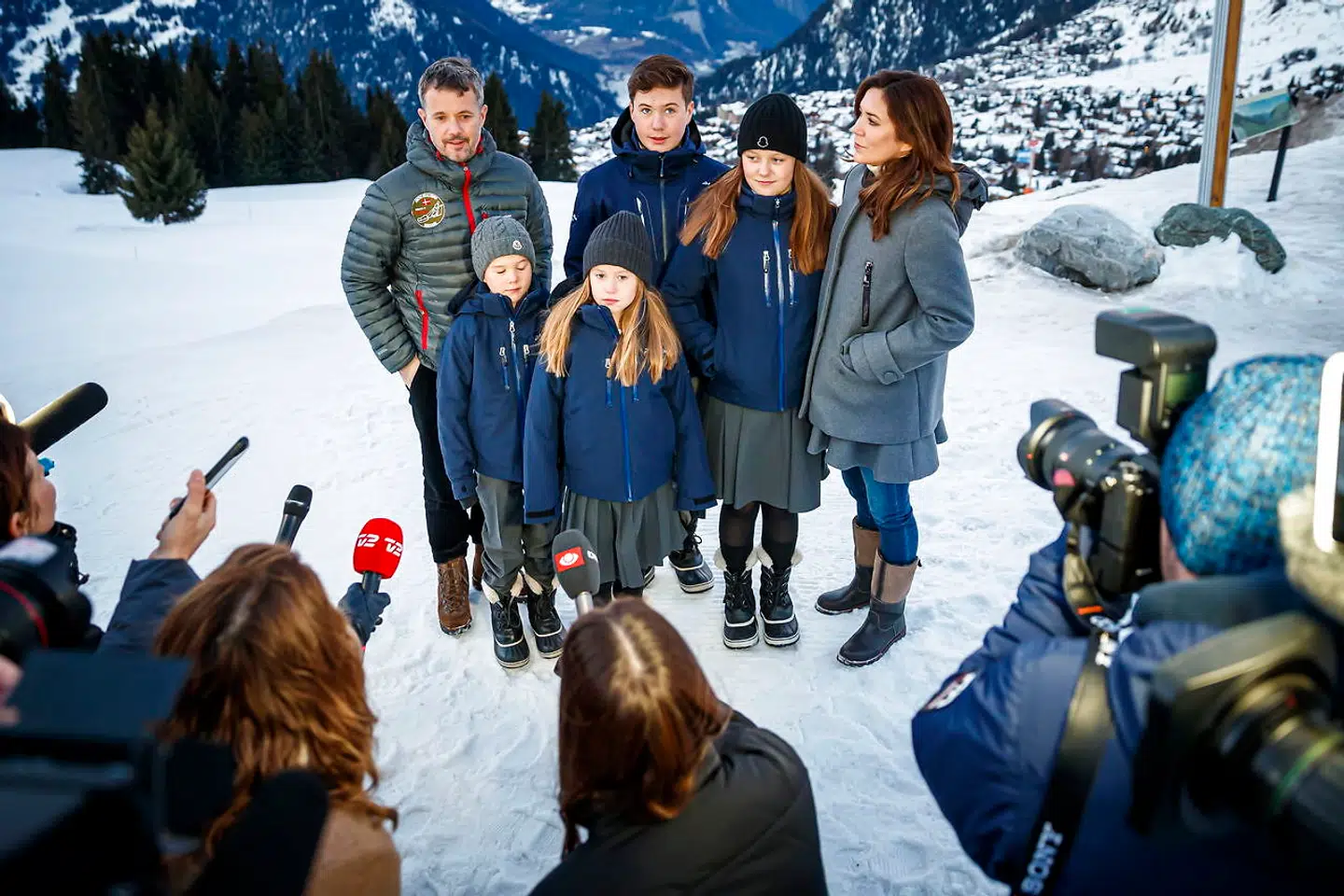 Det er ikke kun Kronprinsen, danskerne bakker op om. Også kronprinsesse Mary er der tiltro til. Ifølge Kantar Gallup-undersøgelsen er 82 procent enige eller overvejende enige i, at kronprinsparret er klar til at tage over som regentpar. Her er parret foreviget med deres børn i den schweiziske by Verbier.