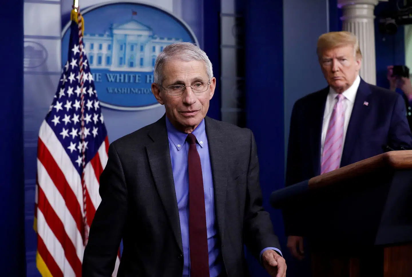 Anthony S. Fauci og præsident Donald Trump til pressemøde i det Hvide Hus søndag aften.