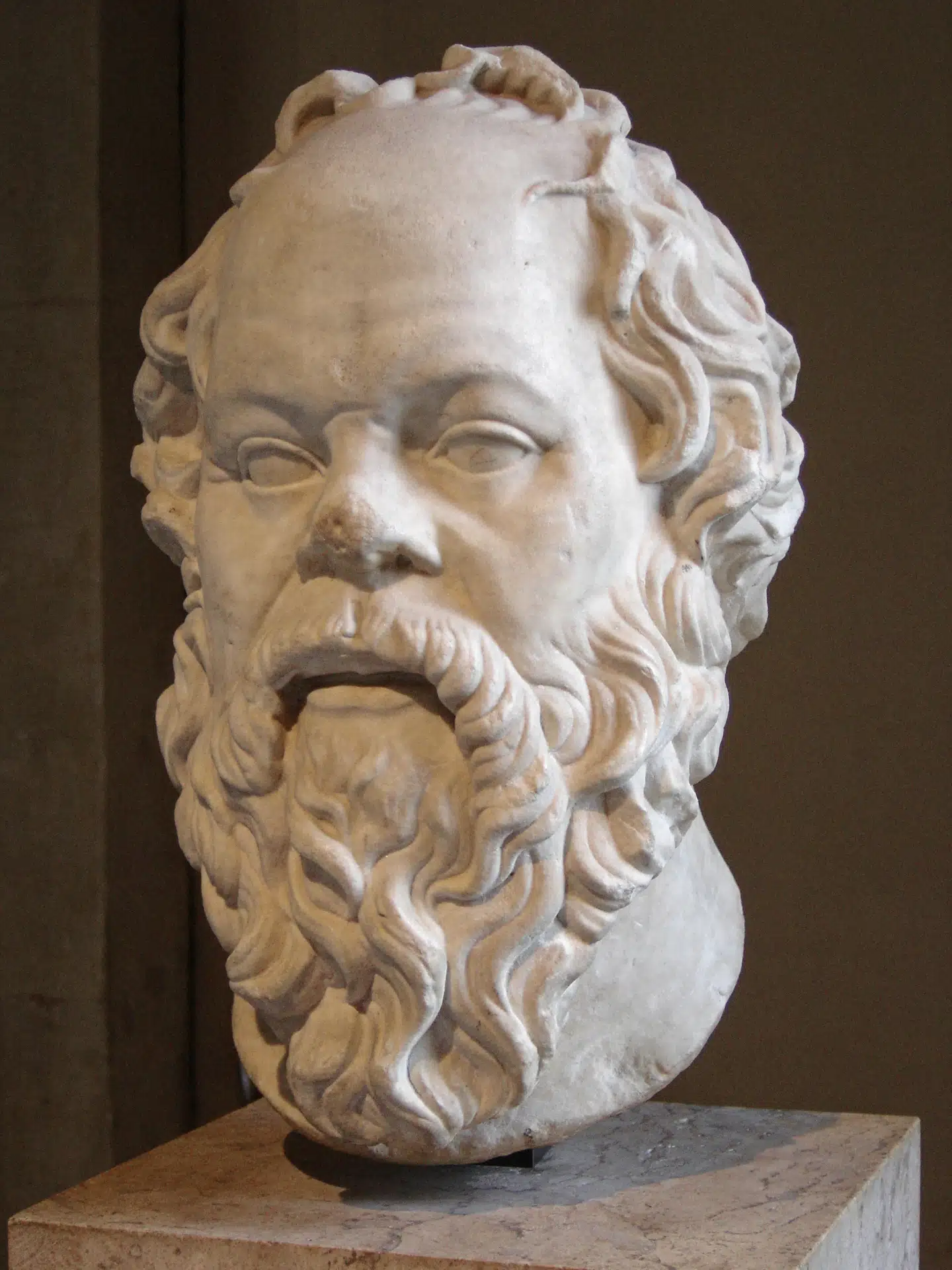 En antik buste af Sokrates udstillet på Louvre i Paris.