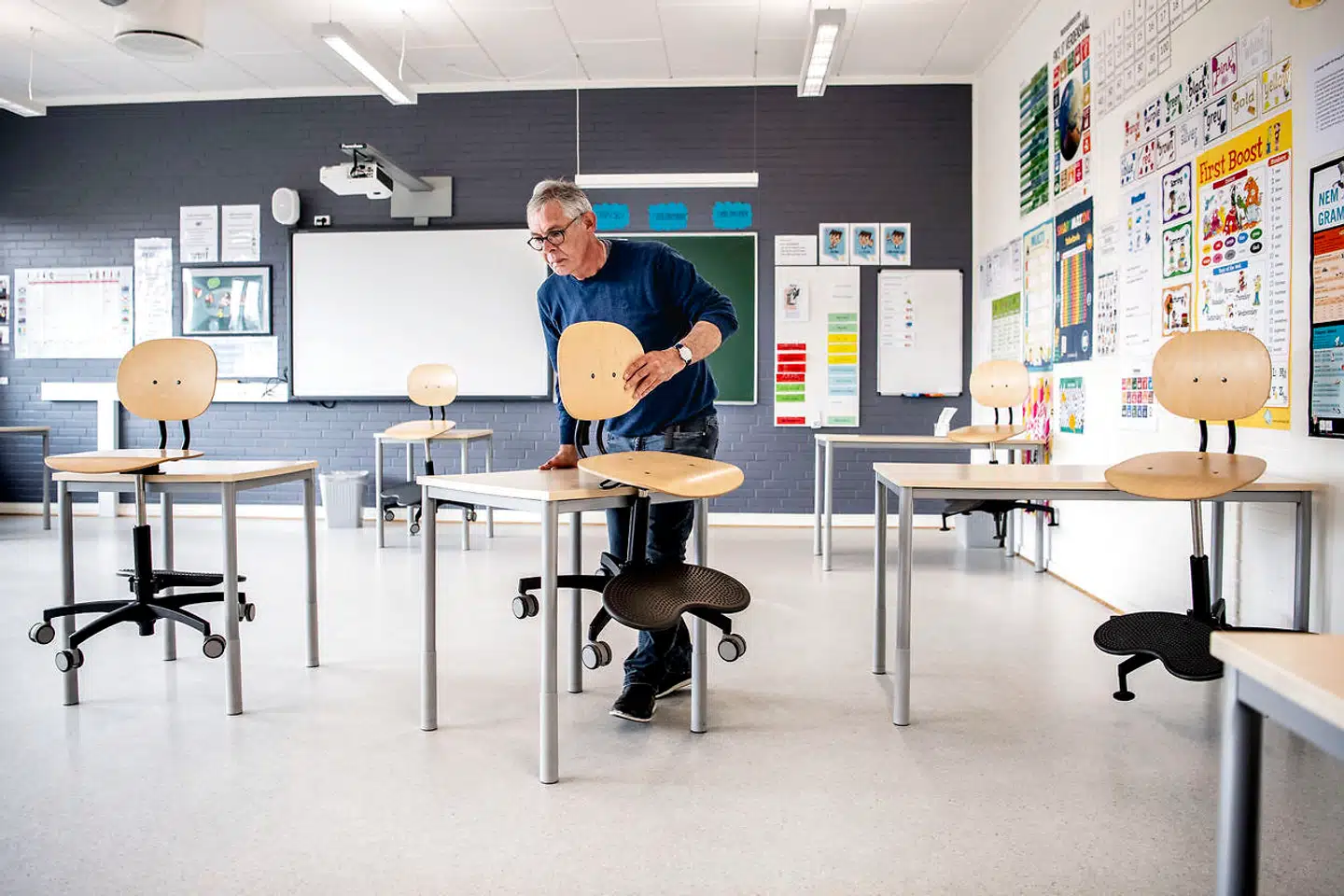 Pedel Finn Madsen er ved at gøre klar til at de mindste elever på Lemtorpskolen i Lemvig kan begynde i skole efter påske. Foto fra lørdag den 11. april 2020.