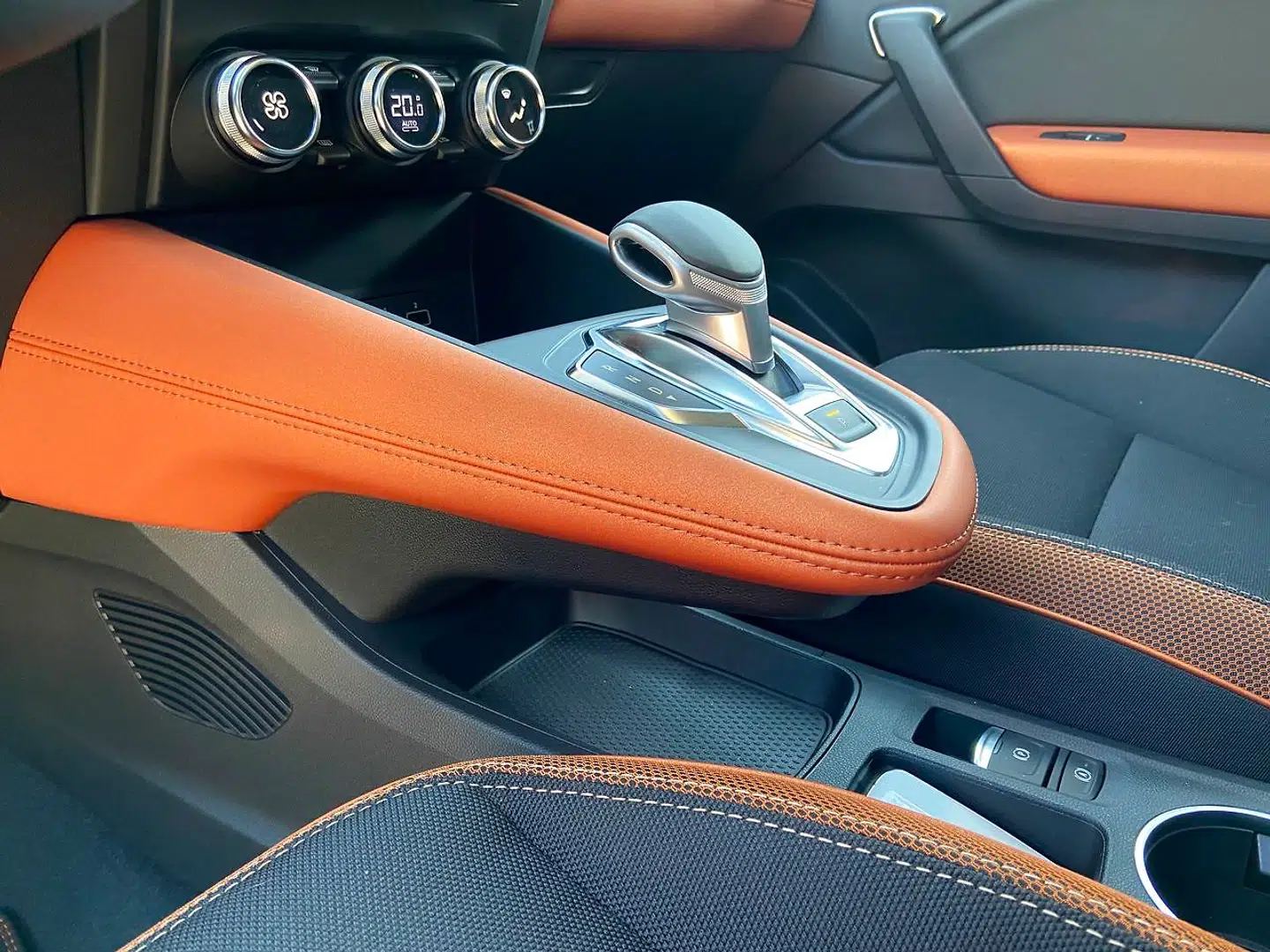 Den svævende midterkonsol i udgaverne med automatgear er en af de forførende designdetaljer, der hæver Captur fra bare at være praktisk gris til at have livsstilstroværdighed.