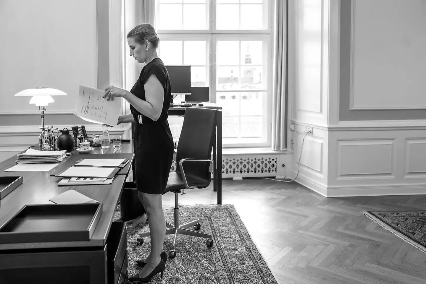 »Det, vi reelt har set i den seneste måned i hele den vestlige verden, har været sådan en form for oplyst enevælde. Og sandheden er, at det kan folk godt lide. De kan se raison d’etren ved det,« siger politisk kommentator Noa Redington. Det interessante bliver, om tilliden varer ved. Noa Redington var særlig rådgiver for daværende statsminister Helle Thorning-Schmidt. På billedet statsminister Mette Frederiksen.