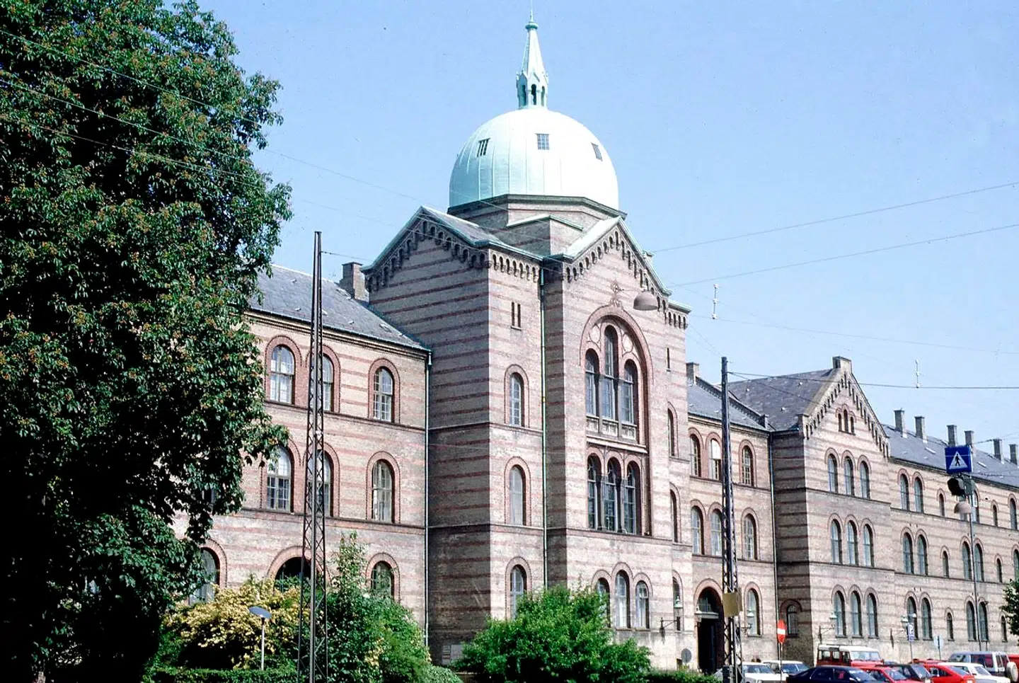 Byzantinsk i sit udtryk, og med den indbyggede kirkes kuppel som centralt billedelement, har Kommunehospitalets 200 meter lange facade siden 1863 domineret Øster Farimagsgade.