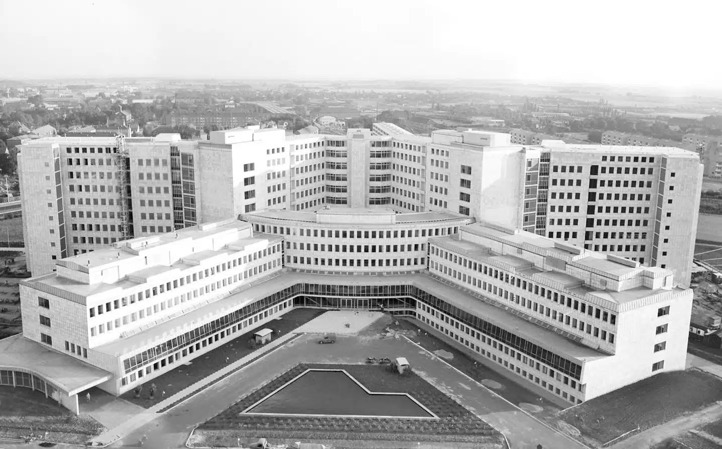 »Europas mest moderne sygehus« blev Glostrup Hospital kaldt, da det blev indviet i 1958. En ny og »rationel« tid i dansk hospitalsbyggeri var begyndt.