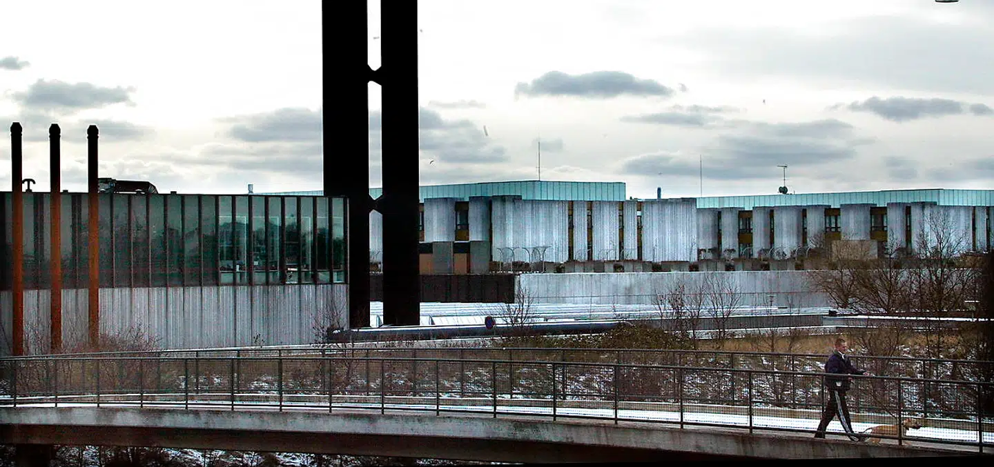 Horisontalt breder Hvidovre Hospital sig ud langs motorvejen. Personalet kører på løbehjul, men for patienterne er kontakten mellem sengestue og verden udenfor tættere end i Herlev.