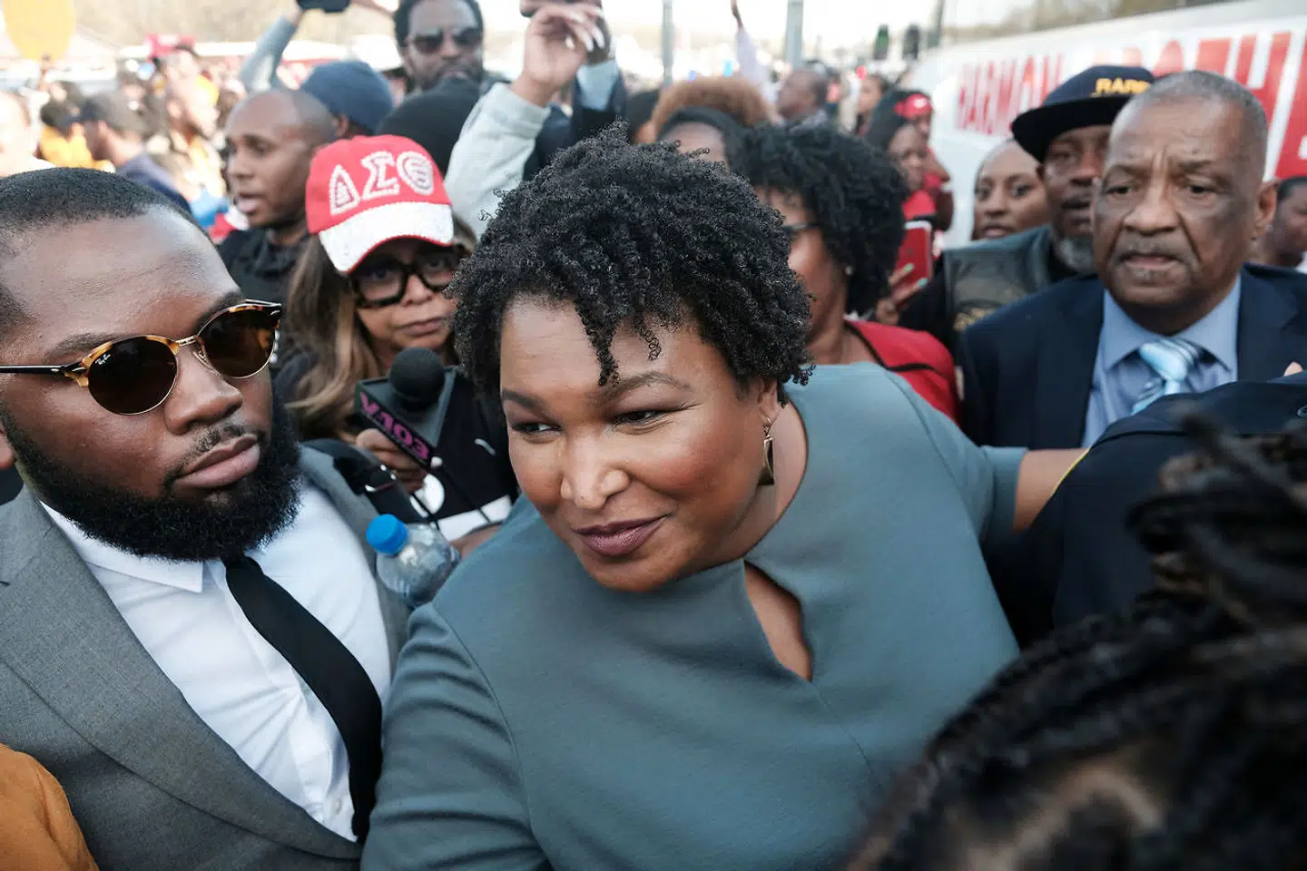 Stacey Abrams er en voksende stjerne i Det Demokratiske Parti. Her under en mindebegivenhed på 55-årsdagen for den blodige march i Selma, Alabama, der var en afgørende begivenhed i den amerikanske borgerrettighedskamp.
