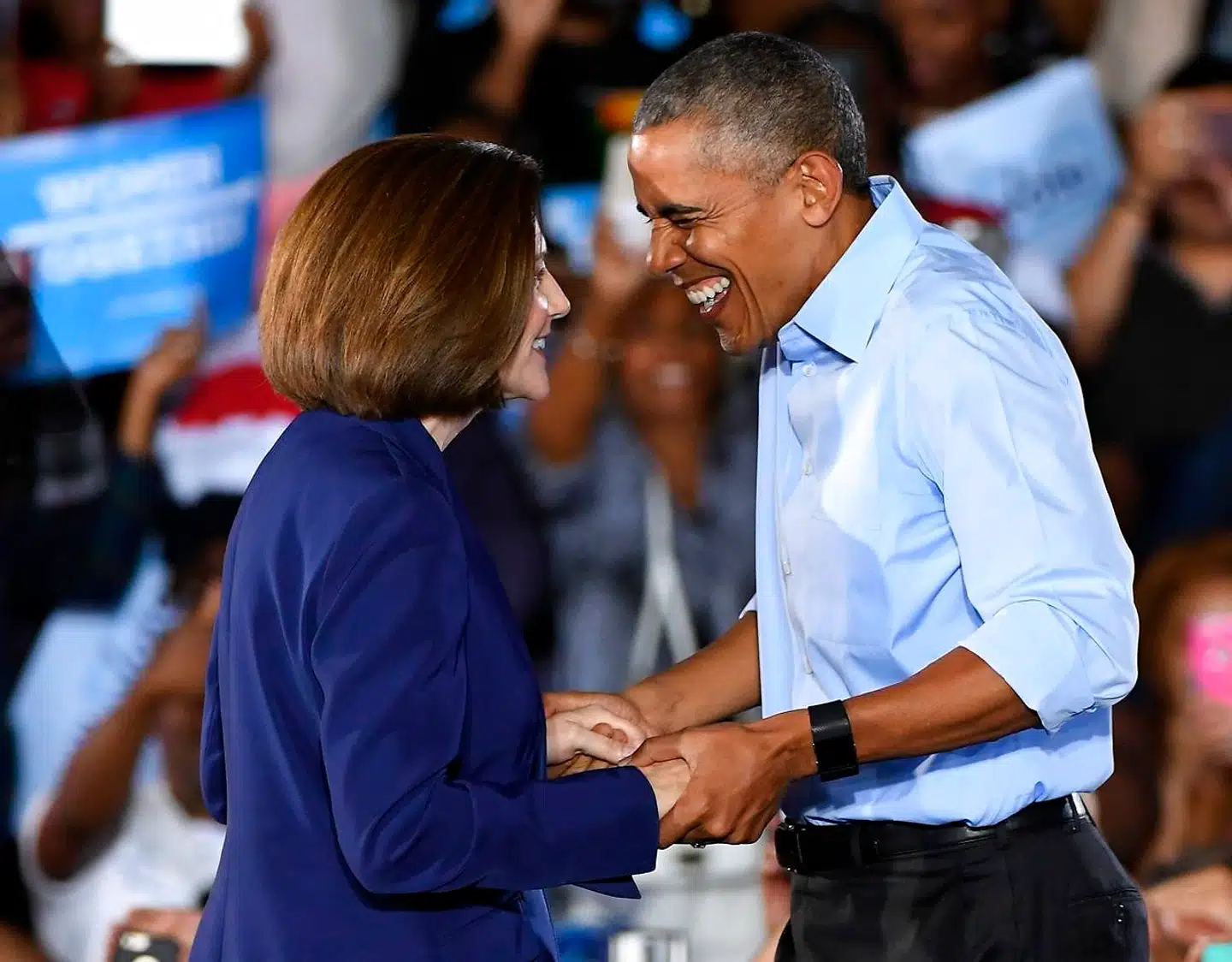 Catherine Cortez Masto hilser på præsident Barack Obama under et valgstævne i Las Vegas, Nevada, i 2016.