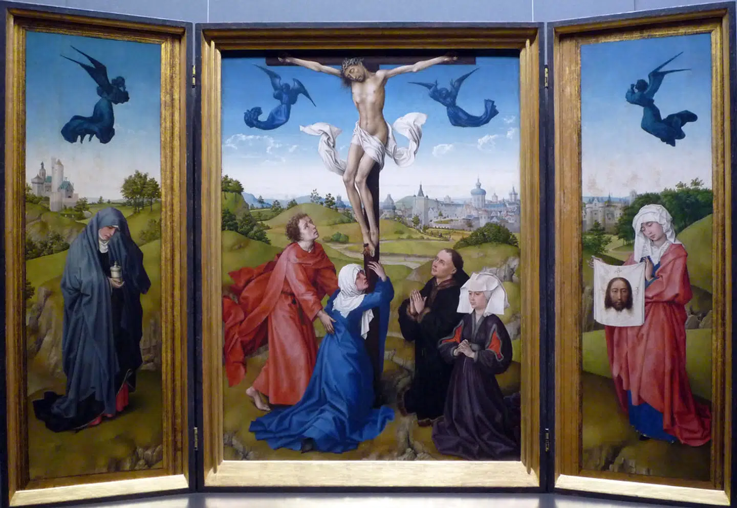 Korsfæstelsen er et gennemgående motiv i mange altertavler som denne fra 1440erne af den nederlandske maler Rogier van der Weyden. I midten ses Jesus på korset samt hans mor, Jomfru Maria, der bliver trøstet af Johannes Døberen. Ved siden af dem er afbilledet de glade givere af altertavlen, som i dag befinder sig på Kunsthistorisches Museum i Wien. Hovedbilledet er flankeret af gengivelser af Maria Magdalene og den Veronika, der under vandringen til Golgata gav Jesus et klæde, han kunne tørre sig i, hvorved hans portræt blev fastholdt for eftertiden.