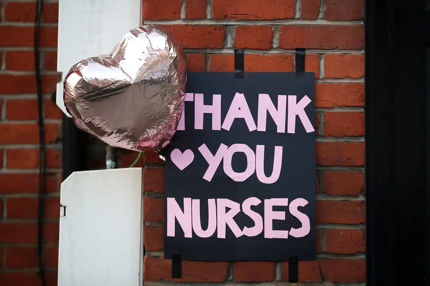 »Tak« lyder det til sygeplejesker over hele verden. De er tidens store helte i en coronatid. Men også andre træder frem som helte.
