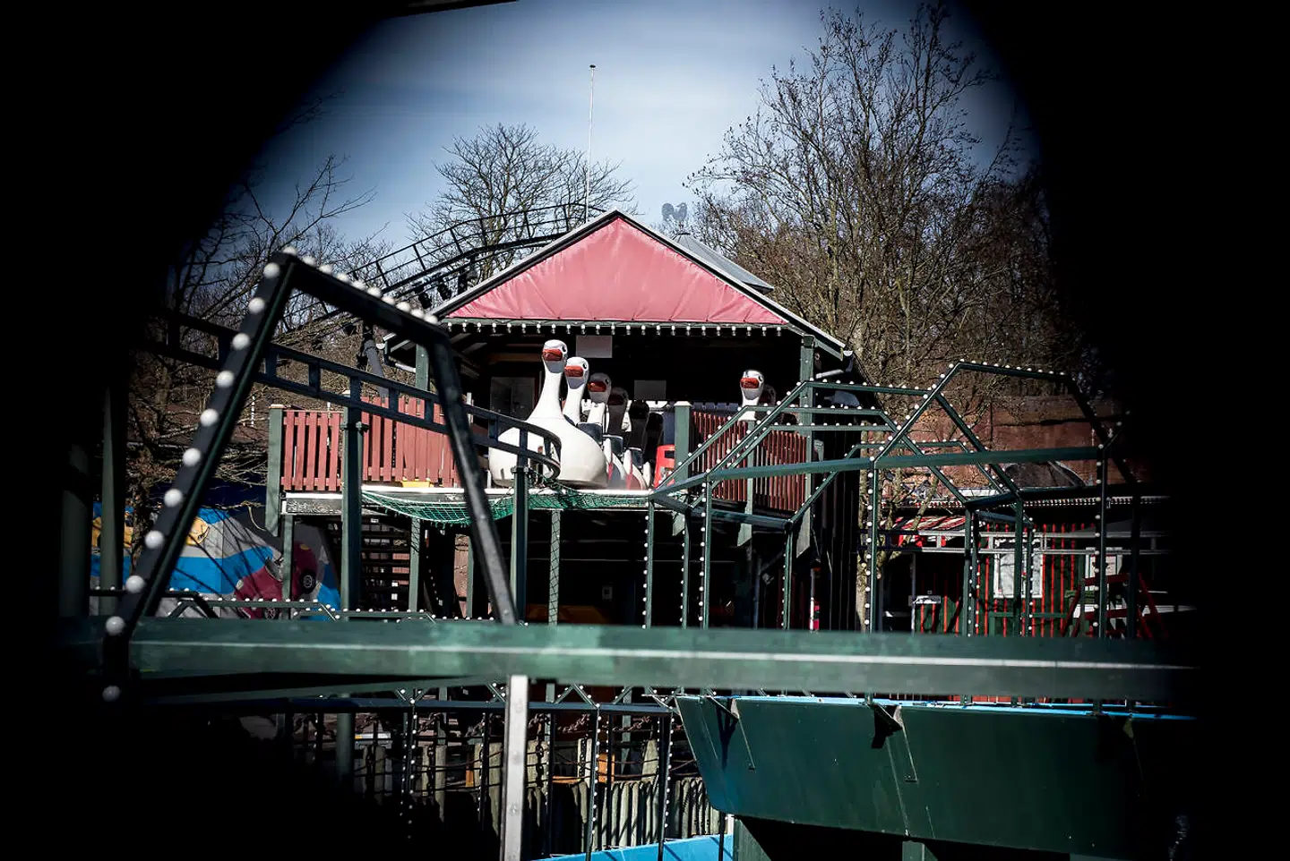 Dyrehavsbakken i Klampenborg skulle have åbnet 3. april, men åbningen er blevet udskudt ad flere omgange. »Der er ingen tvivl om, at vi gerne vil åbne og i gang. Det er ikke sjovt at åbne næsten to måneder senere, end man er vant til,« siger direktør Nils-Erik Winther.