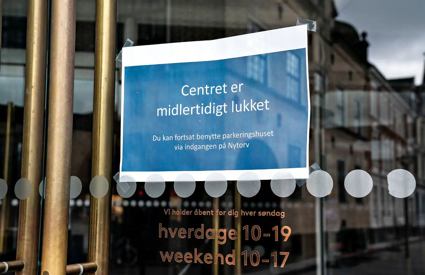 På grund af covid-19 er flere butikker lukkede landet over.