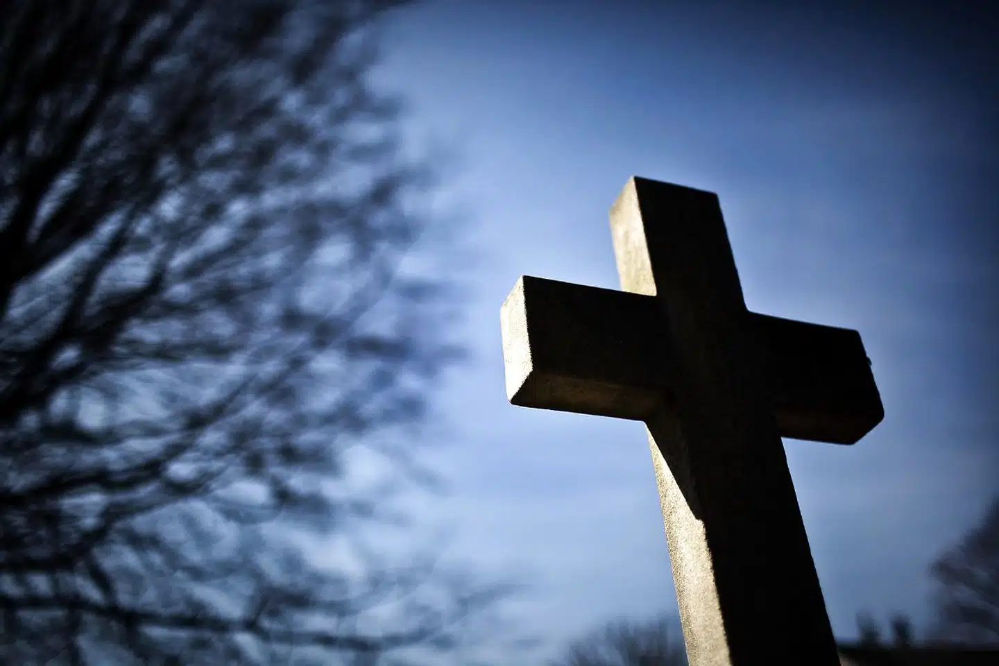 »Eneste ansatte til stede var en præst og en organist. Efter afspritning af hænder fik de pårørende at vide, at der ikke måtte synges med på salmerne pga. smittefare,« fortæller Annette Vendelbo, om sin onkels begravelse. Arkivfoto.