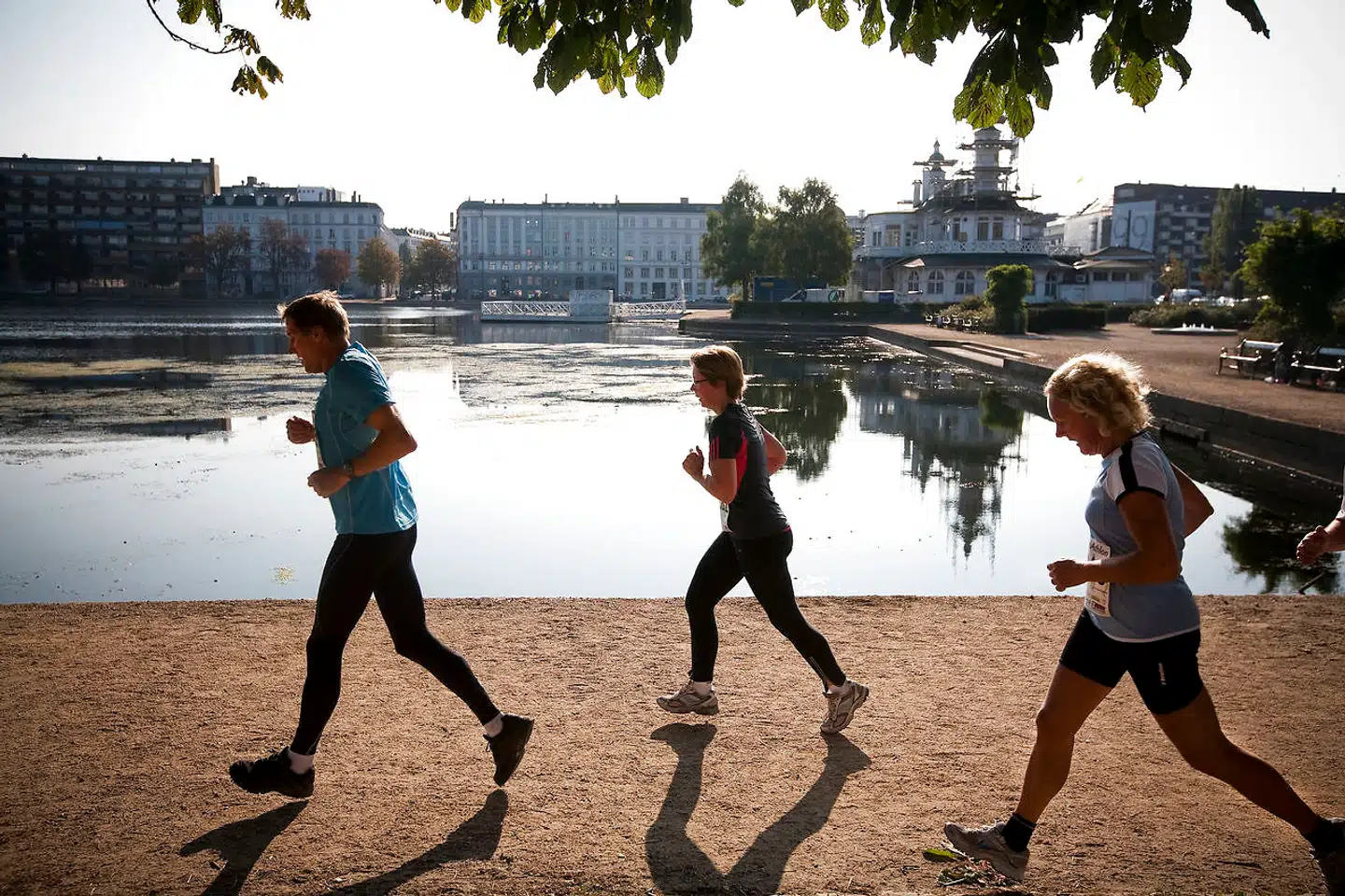 Forskere anbefaler, at man undgår at løbe i hinandens »slipstrøm«, med mindre man kan holde godt ti meters afstand til hinanden. Den bedste løsning er at løbe side om side med to meter i mellem sig.