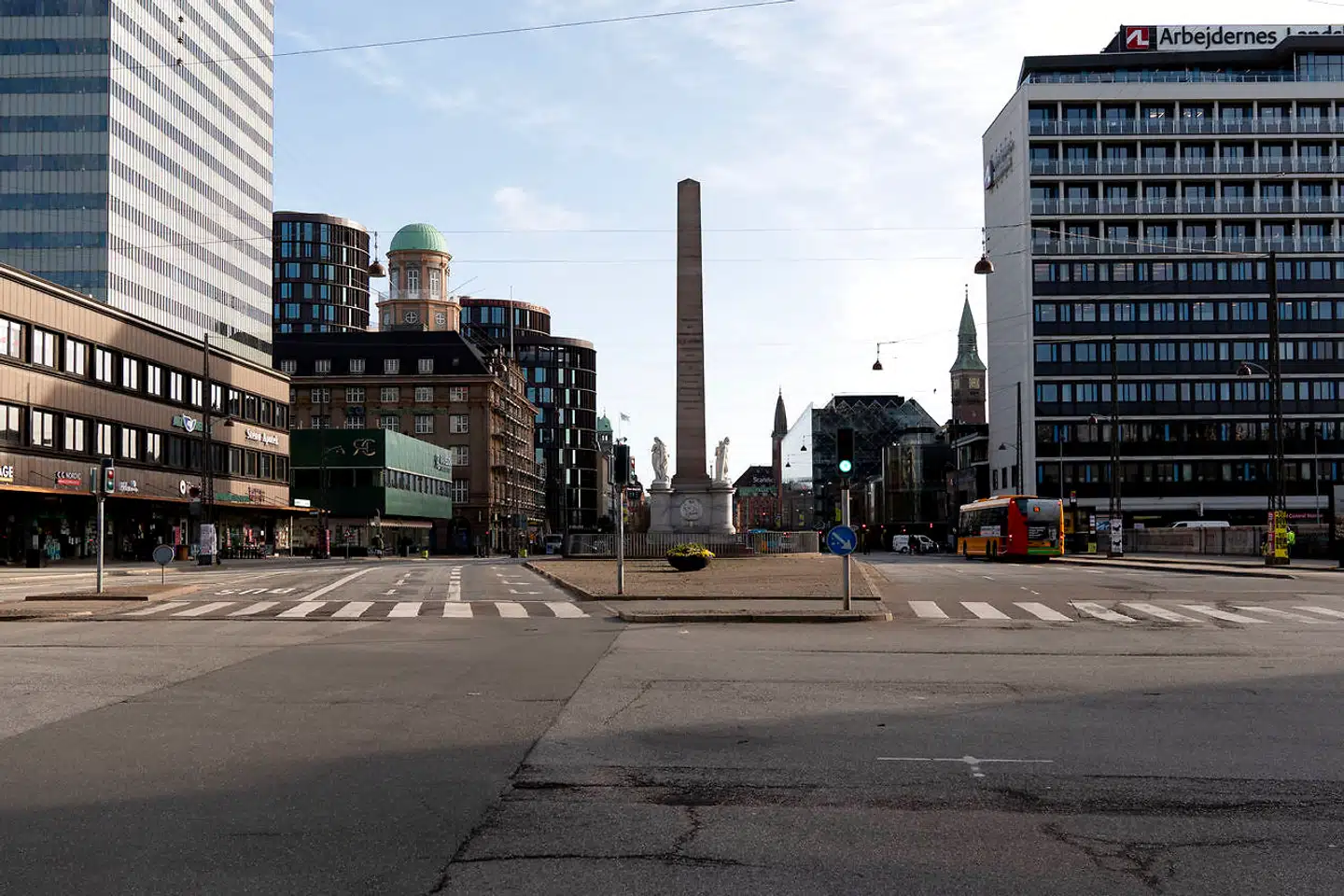 Tomme, øde gader og pladser er pludselig blevet normalen i København. Her er det Vesterbrogade på en almindelig hverdag.