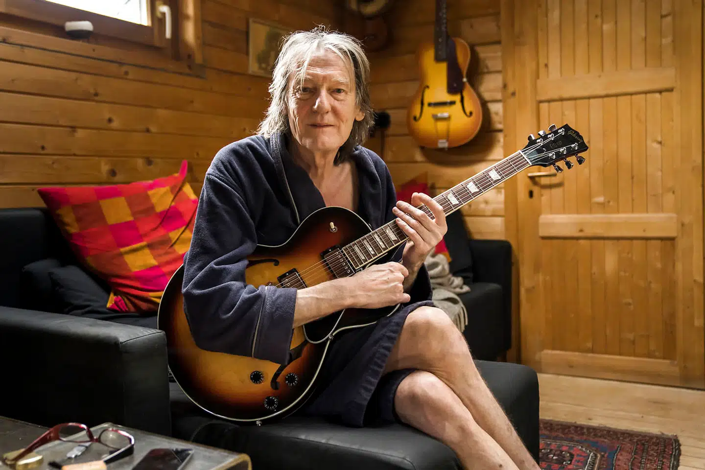 Jørgen Ølund har boet i Julianelund i femten år. I starten kunne han kun få lov til at låne penge til sit hus med en rente på ti procent, fordi området var ulovligt og risikerede nedrivning. I dag er alt anderledes – og Jørgen Ølund låner penge til en rente på én procent.
