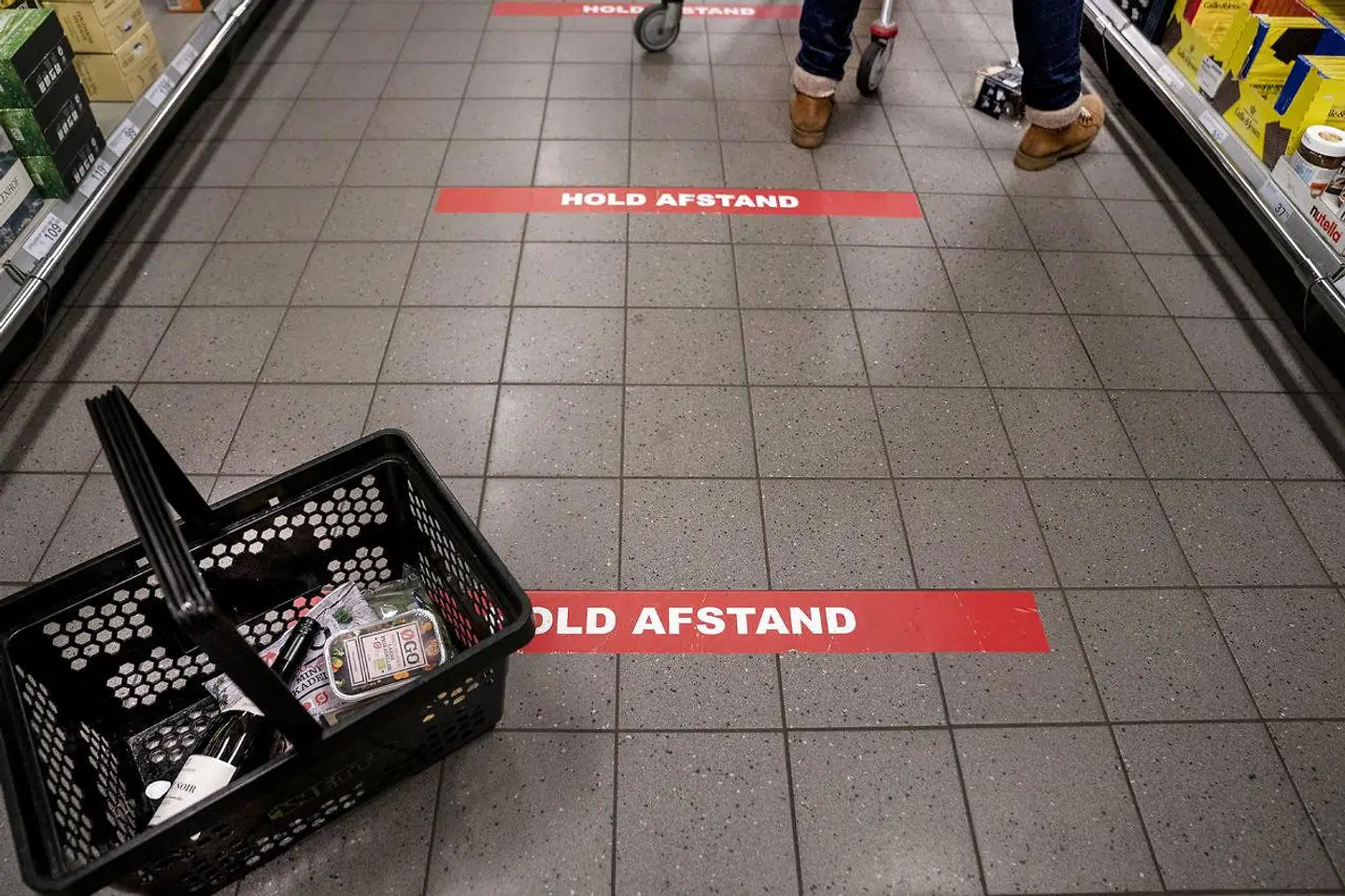 »Tiltagene for at adressere coronapandemien begrænser således flere fundamentale borgerrettigheder, herunder forsamlingsfriheden, den frie bevægelighed og privatlivets ukrænkelighed,« skriver Peter Thisted Dinesen, Kim Mannemar Sønderskov, Ole Wæver og Jacob Gerner Hariri.