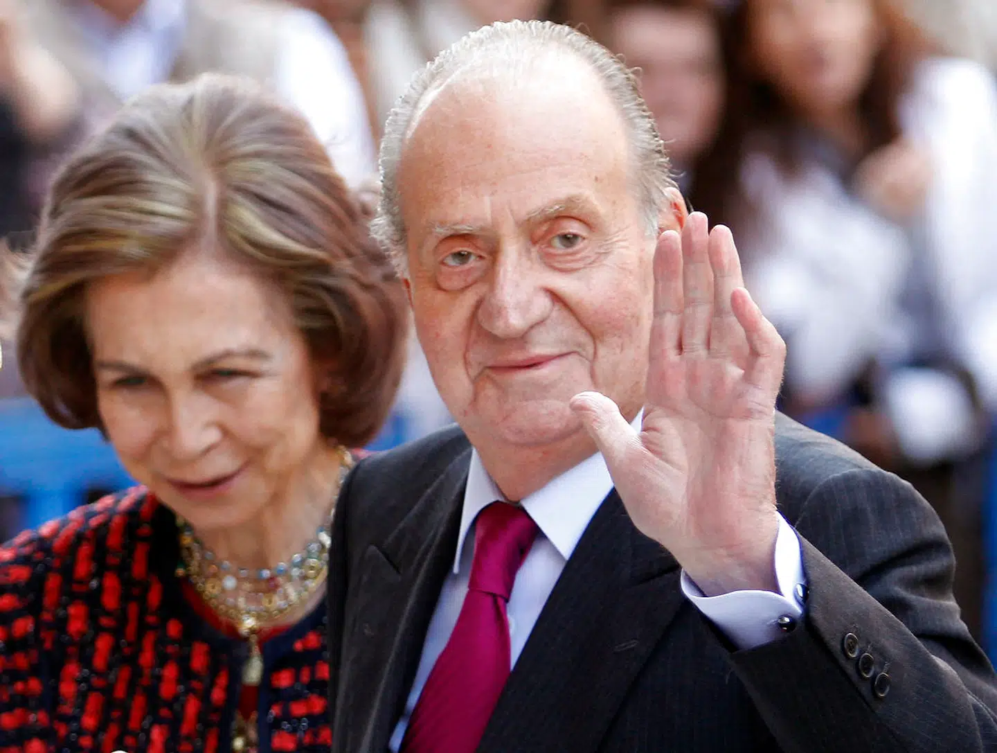 Det gik helt galt for den engang så populære kong Juan Carlos af Spanien, da han tog på storvildtjagt og lod sig fotografere foran en elefant, han havde skudt – samtidig med, at spanierne befandt sig i en dyb økonomisk krise. Han abdicerede i 2014.