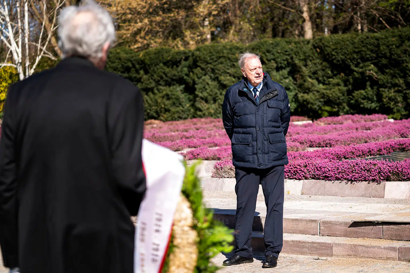Formand for Frihedskampens Mindefond, Christian Eugen-Olsen, holder tale, da 80-året for Danmarks besættelse blev markeret i Mindelunden i Hellerup. En gruppe fra Frihedskampens Mindefond lægger kranse for at mindes de faldne. På grund af coronakrisen var markeringen begrænset i år.