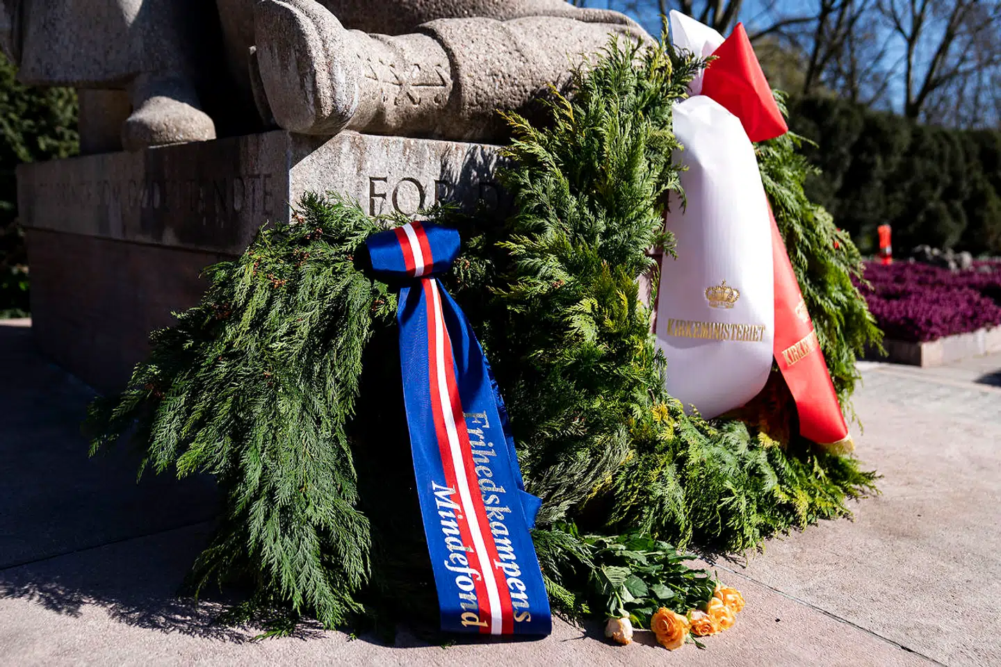 En af kransene fra Frihedskampens Mindefond.