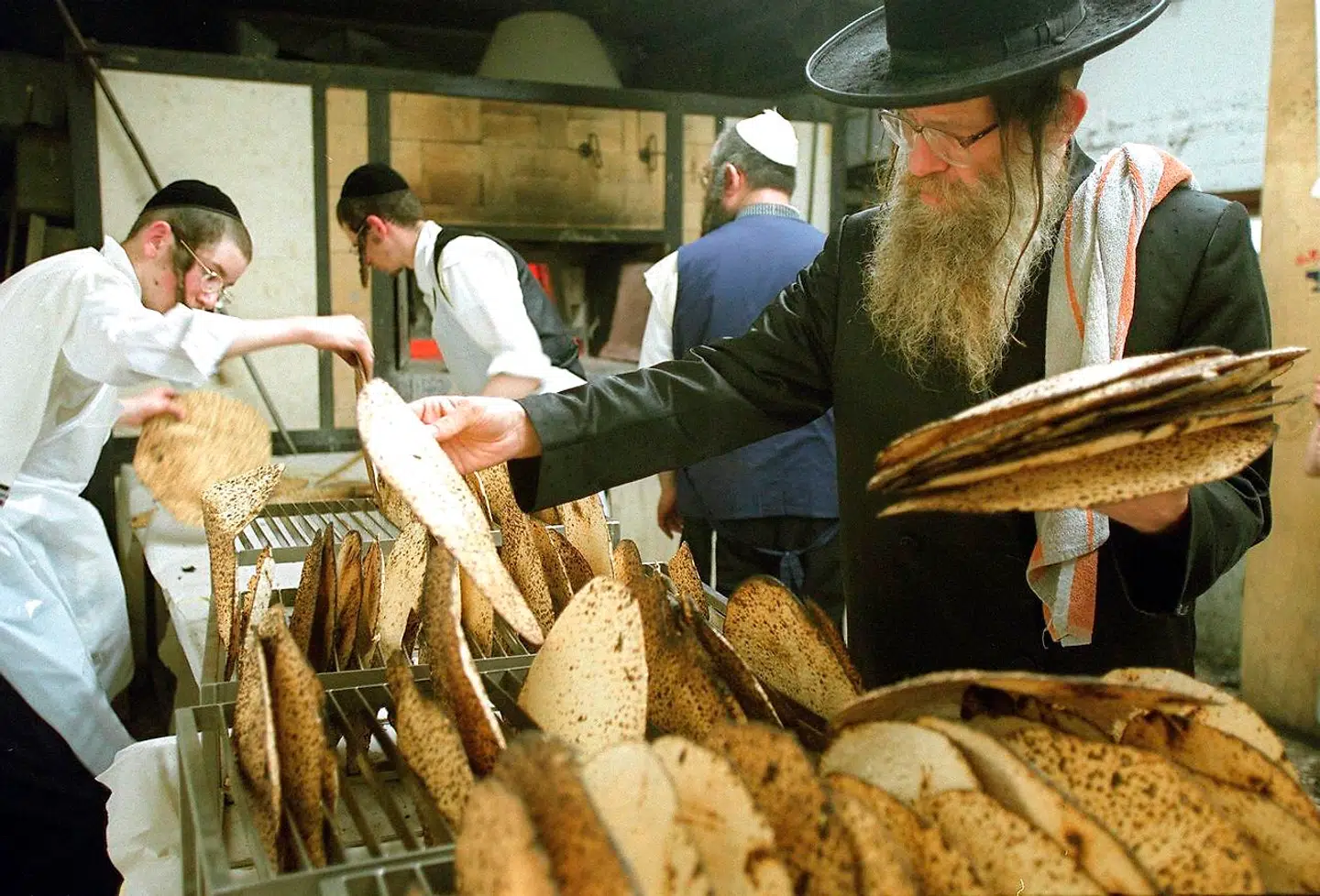 Til pesach spiser man usyret brød, der ikke er hævet og kaldes matzeh. Pesach varer i otte dage og er den største jødiske familiefest i løbet af året. Fotografiet viser et bageri i Israel, hvor matzeh fremstilles.