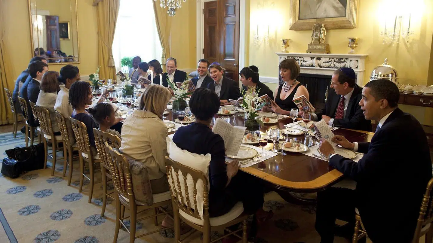 Pesach hedder på amerikansk passover (springe over). Det indgår i amerikansk kultur, hvad man kan se af fotografiet, hvor præsident Obama i 2009 deltager i et pesachmåltid med familie, venner og stab. Til pesach læses der op af den såkaldte Hagadah, der genfortæller fortællingen fra 2. Mosebog om udvandringen fra Egypten.