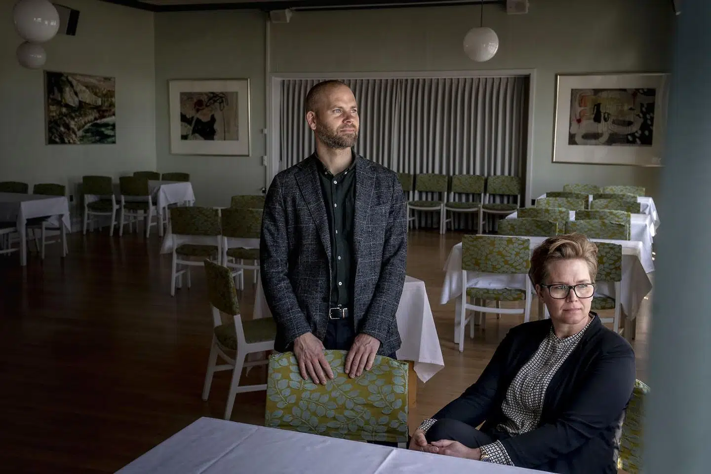 De nåede lige at fejre titlen »Danmarks Bedste Badehotel«. Godt en uge senere måtte Kathrine Henriksen og Jonas Skaaning lukke, og der har ikke været åbent siden. De er fortrøstningsfulde, men uvisheden gnaver.