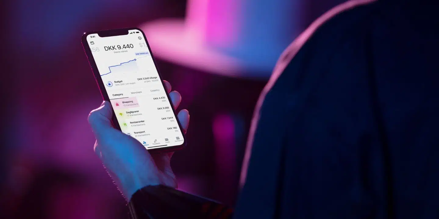 Neobanken Revolut har fremlagt forbrugsdata om danske kunders ændring i forbruget under coronakrisen.