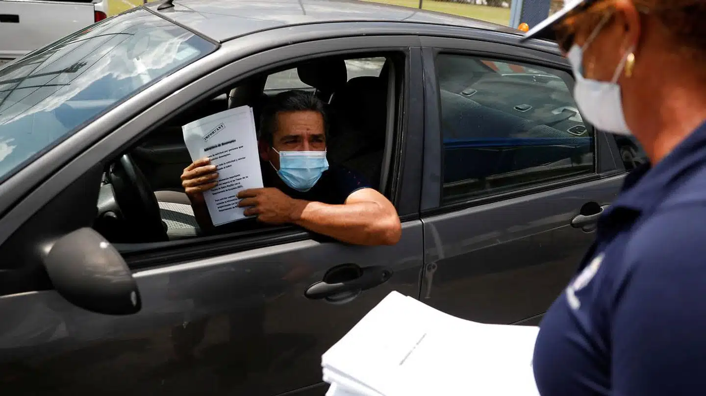 Ansøgninger om dagpenge sker manuelt i USA - og nu også som drive through flere steder. Der er ikke nok personale til at behandle ansøgningerne, hvilken forsinker hjælpen.