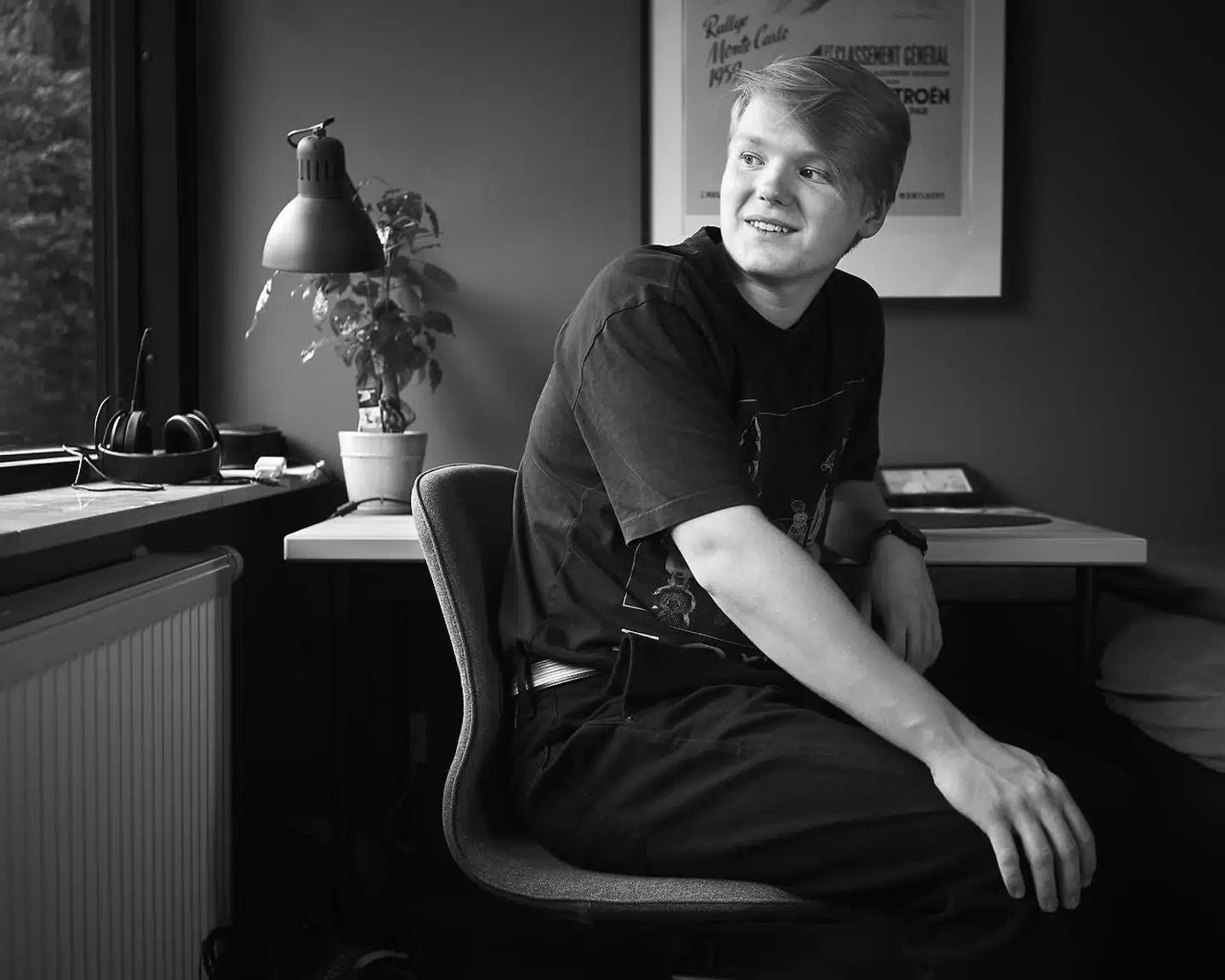 Max Roed Bruhn går i 9. klasse. Selv om hverdagen er helt forandret lige nu, nyder han at have tid til at spille computer og dyrke sin sport.