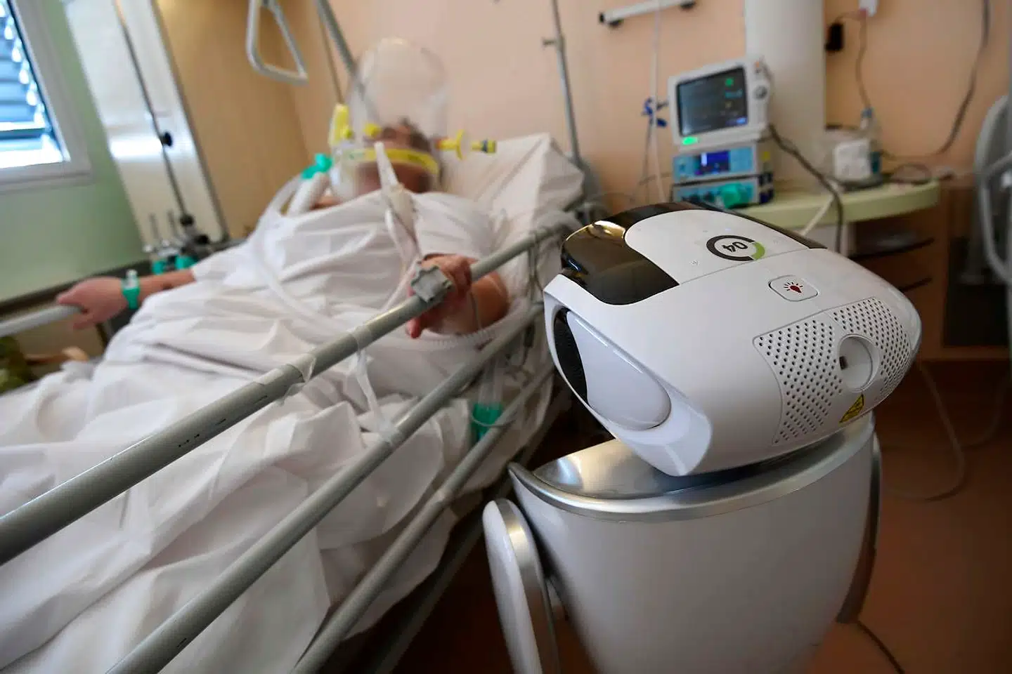 På Circolo di Varese-hospitalet i Italien er seks robotter »ansat« til at hjælpe læger og sygeplejersker med at behandle de 12 patienter, der er indlagt på intensivafdelingen med covid-19.