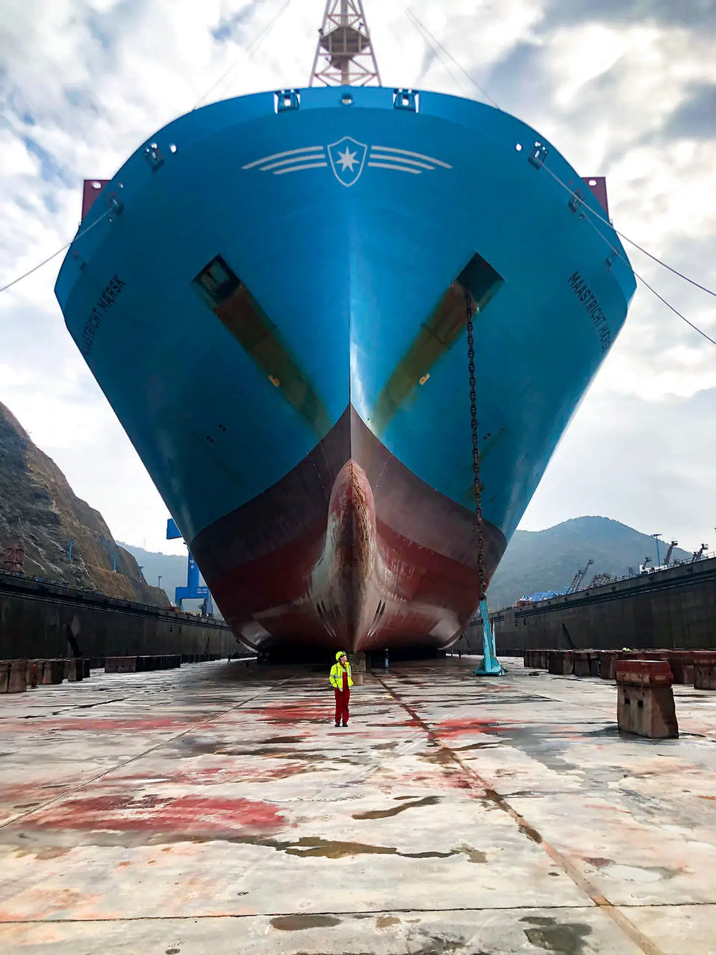 Andenstyrmand Camilla Westergaard foran det næsten 400 meter lange containerskib Maastricht Maersk, som ligger på værft i Kina. Privatfoto