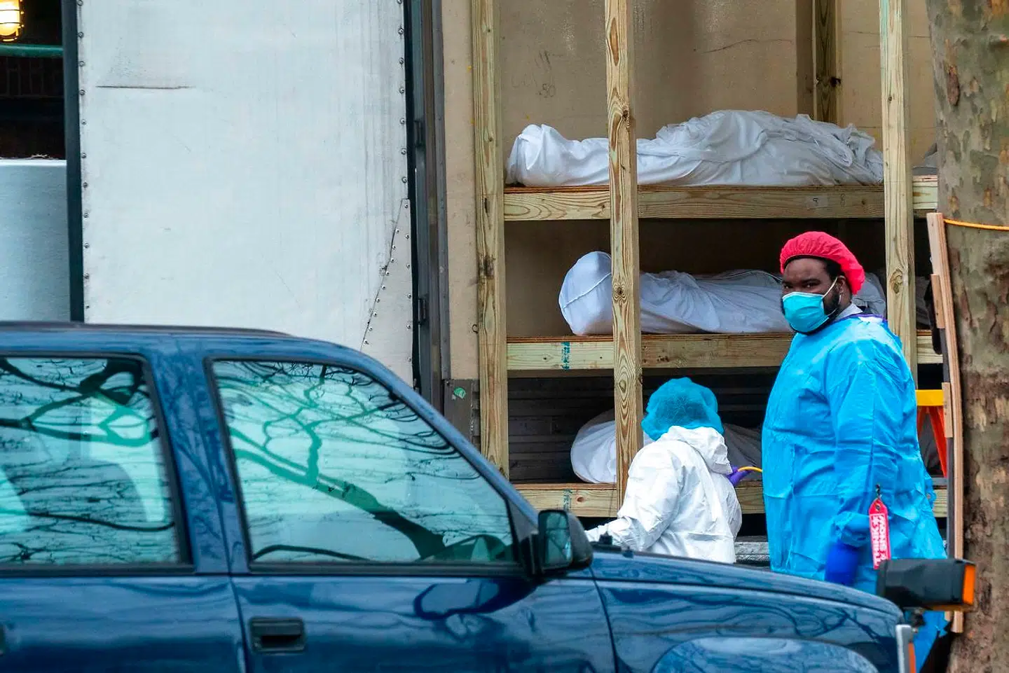 USA har registreret 1.873 coronarelaterede dødsfald de seneste 24 timer. Særligt delstaten New York er hårdt ramt, og i New York City alene er 4.571 mennesker døde som følge af virussen.